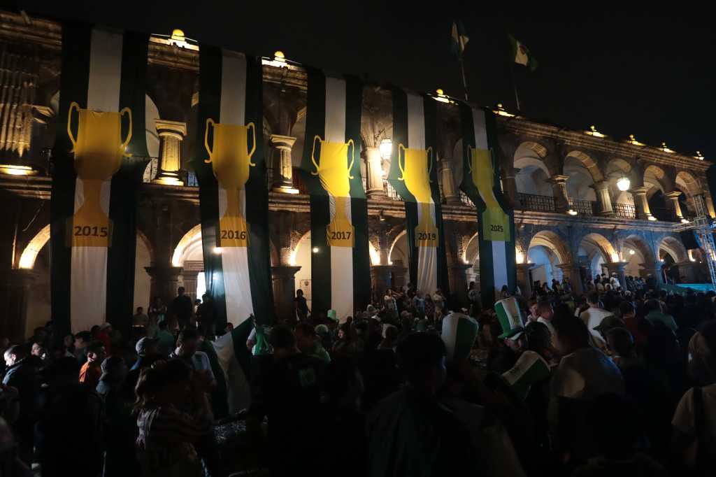 Los trofeos de Antigua son presentados luego del triunfo ante Municipal.