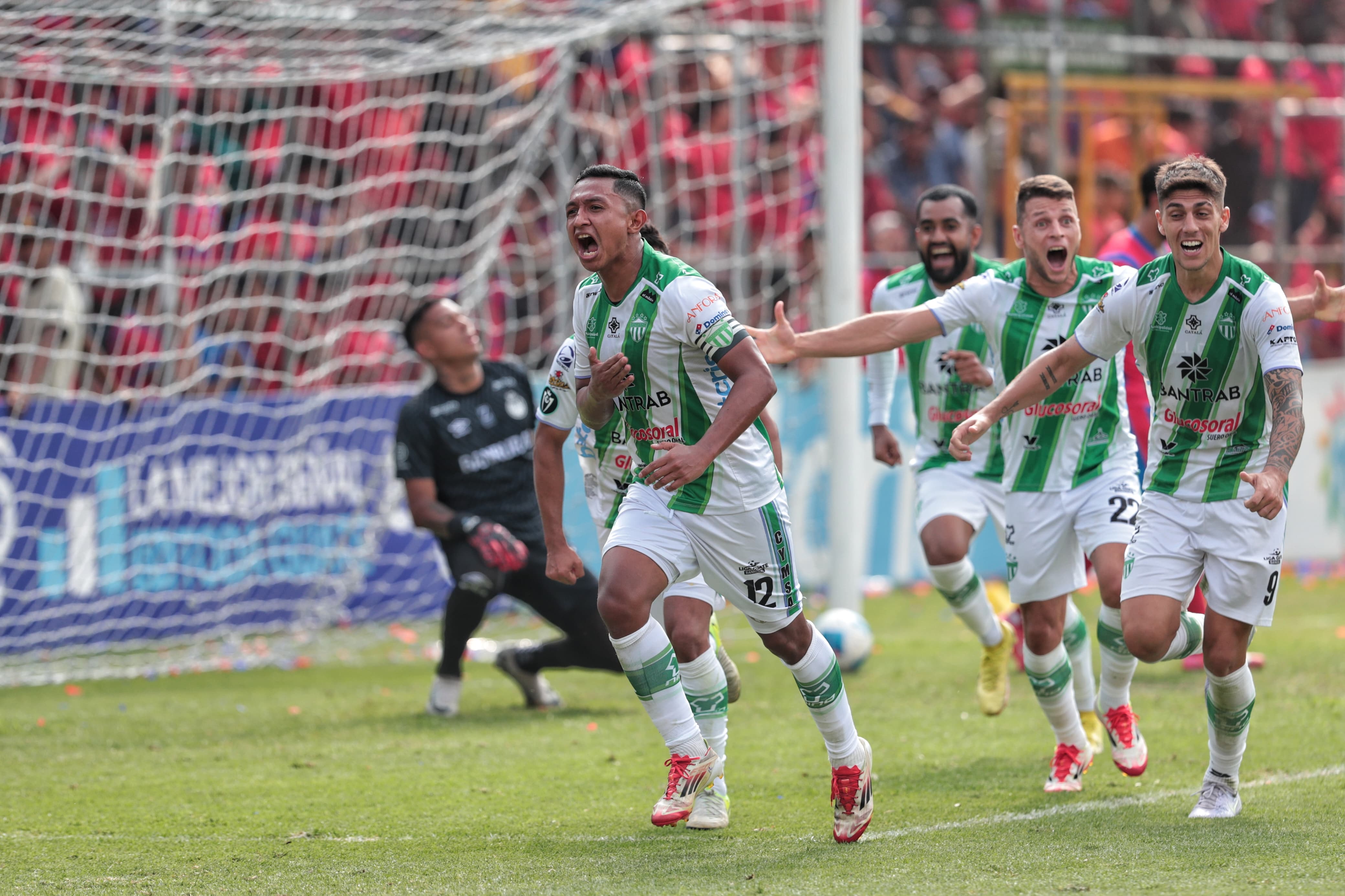 José Ardón festeja el primer gol de Antigua GFC empatando el juego frente a Municipal. (Foto Prensa Libre: Esbin García)