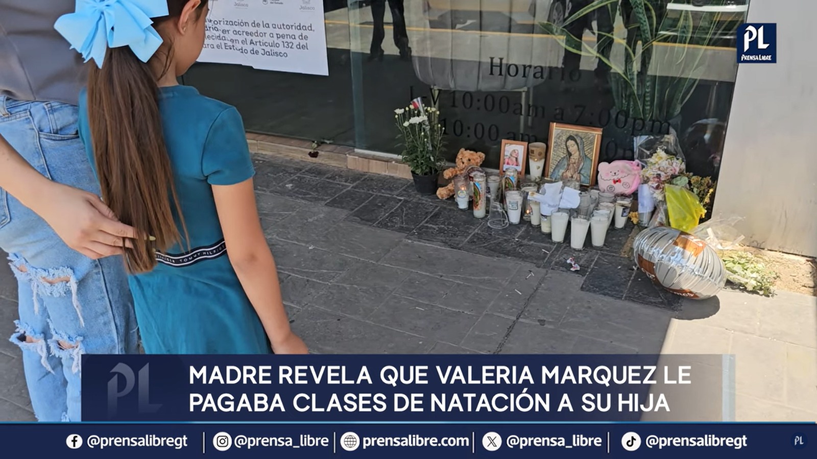 Una madre con su hija visitan el lugar donde fue atacada la influencer mexicana, Valeria Márquez. (Foto Prensa Libre: Impacto Directo)