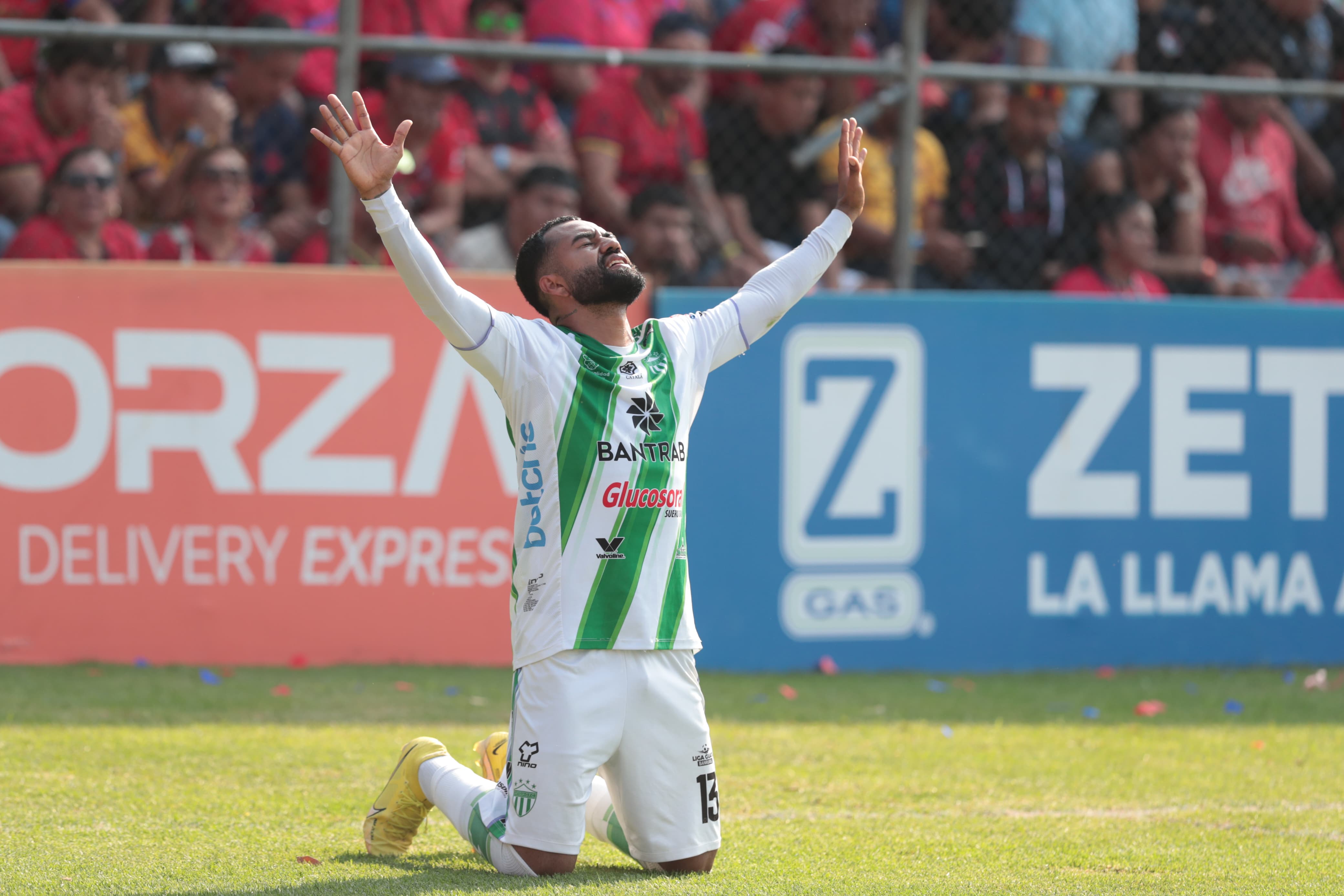Dewinder Bradley anota el gol de la remontada 1-2 frente a Municipal, este gol le dio el título de campeón del Torneo Clausura 2025 a la Antigua GFC. (Foto Prensa Libre: Esbin García)'
