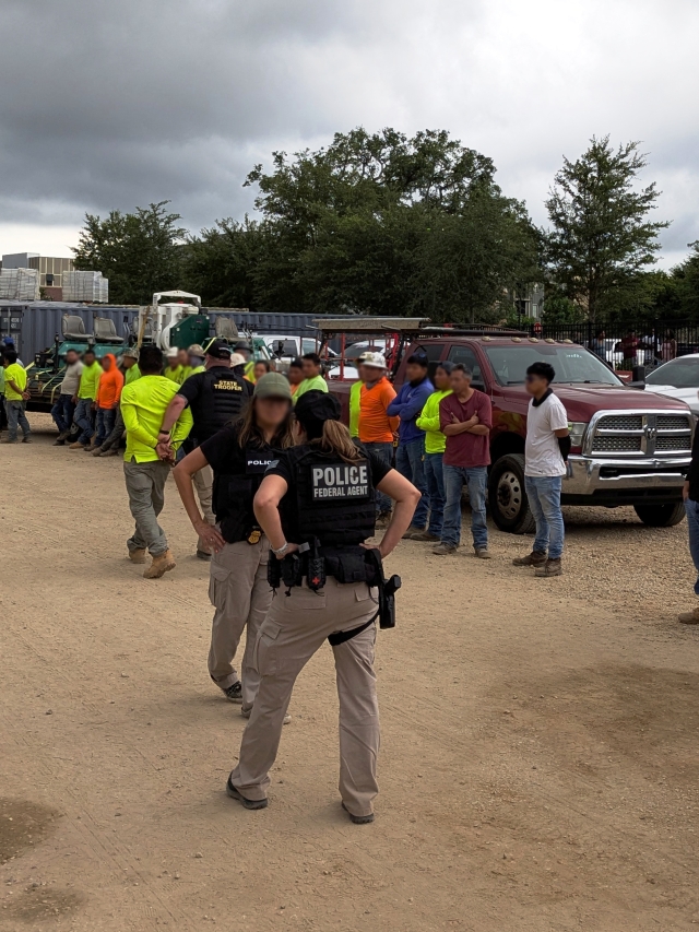 Arrestan a más de 100 migrantes de México, Colombia y Centroamérica en una obra en Florida