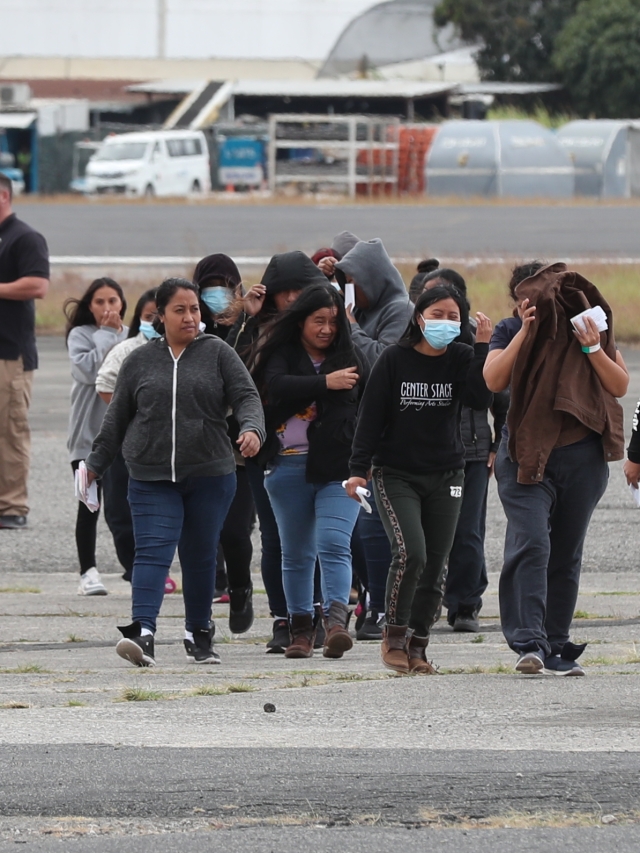 Este jueves ingresaron a Guatemala los primeros cuatro vuelos con migrantes retornados, procedentes de los Estados Unidos. Se estima que fueron unos 500 guatemaltecos deportados de Alexandra en Virginia; Laredo y El paso en Texas y Tucson, Arizona. Fueron recibidos en la Fuerza Area por personal de Migracin.