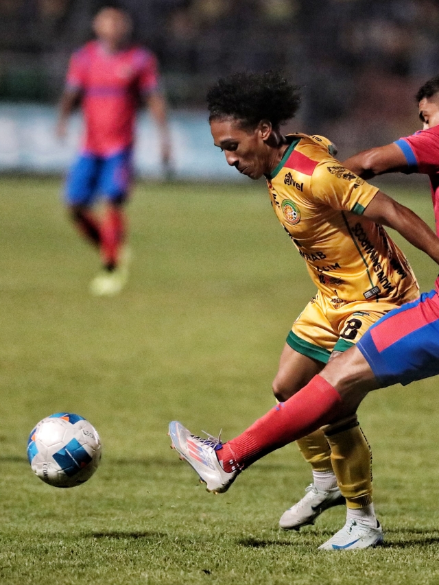 Kennedy Rocha ante la marca de John Méndez.