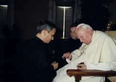 (United States), 09/05/2025.- An undated handout photo made available by the Augustinian Province Of Our Mother Of Good Counsel on 09 May 2025 shows Robert Francis Prevost (L) with then Pope John Paul II (issued 09 May 2025). Robert Francis Prevost was elected to become Pope Leo XIV by the conclave at the Vatican on 08 May 2025. (Papa) EFE/EPA/AUGUSTINIAN PROVINCE OF OUR MOTHER OF GOOD COUNSEL / HANDOUT HANDOUT EDITORIAL USE ONLY/NO SALES