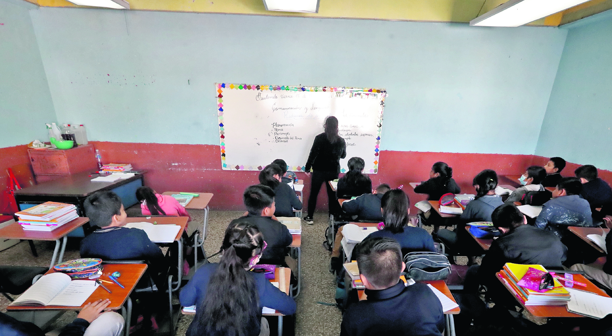 El 03 de marzo, padres de familia de la Escuela Oficial Rural Mixta No. 616 Americana, ubicada en la zona 16, bloquearon el Bulevar La Montaña para exigir once maestros que faltaban en ambas jornadas y que causaba hacinamiento en las aulas.

Los niños tenían que subirse a los escritorios para salir o entrar a los salones de clases, donde habían hasta 90 estudiantes.

El panorama catorce días después, el Ministerio de Educación cumplió con la promesa de enviar a los docentes. Diez maestros llegaron este 16 de marzo a ocupar las plazas vacantes y el próximo lunes 20 de marzo, llegará el último docente.