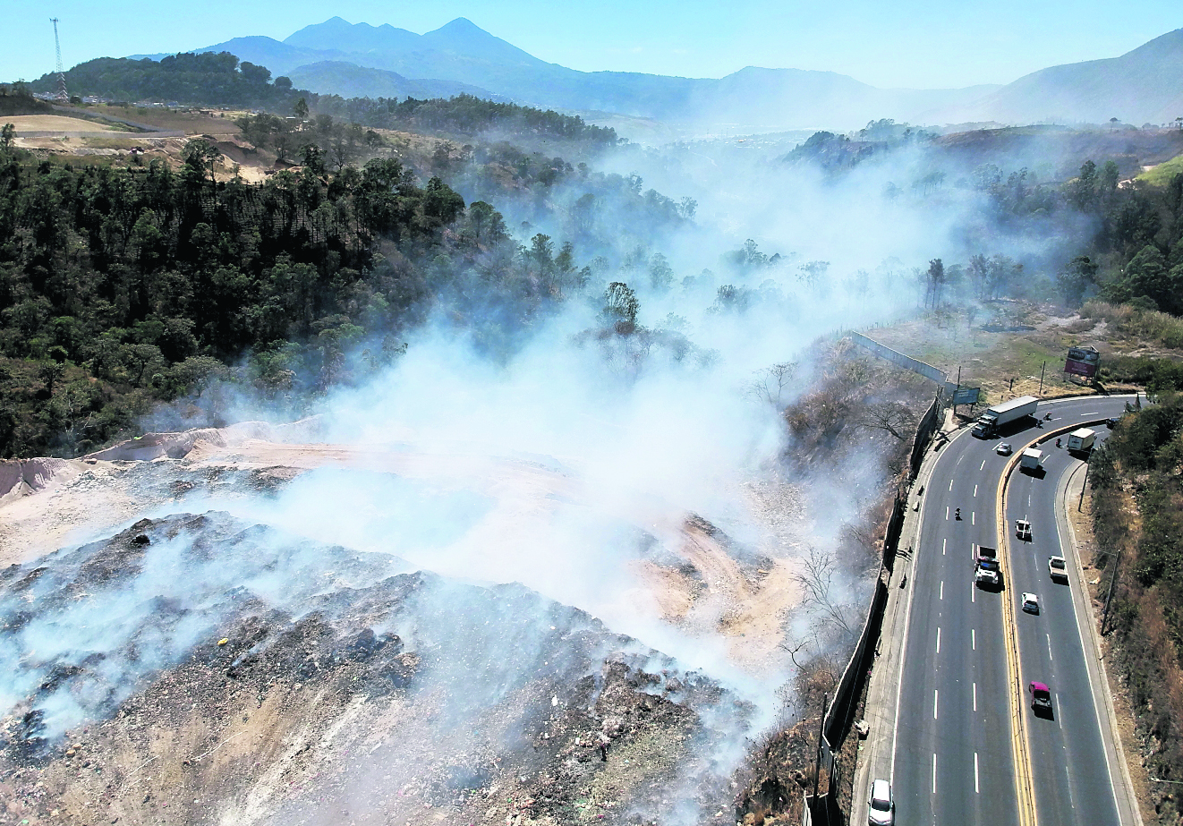 Incendio en el basurero de AMSA, desde noviembre autoridades no han podido apagar el incendio.foto Carlos Hernández 29/01/2021