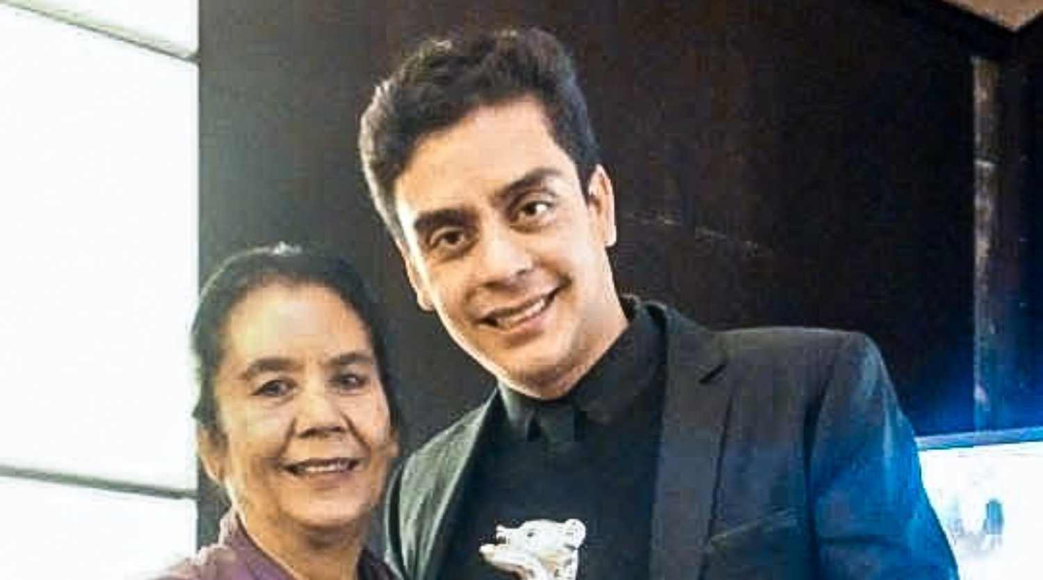 Jayro Bustamante junto a su mamá