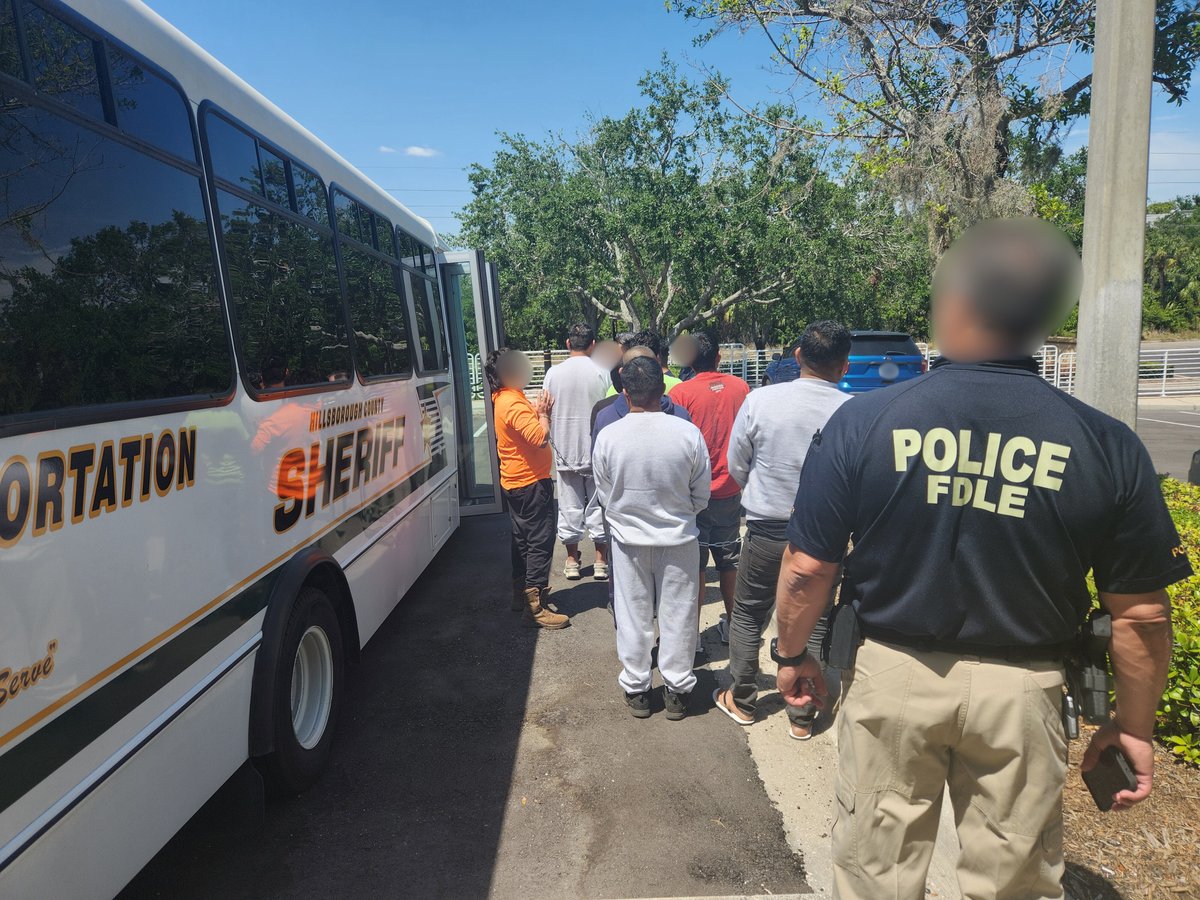 USA2327. MIAMI (ESTADOS UNIDOS), 01/05/2025.- Fotografía cedida por el Departamento de Aplicación de la Ley de Florida (FDLE) de agentes de la policía trasladando a inmigrantes detenidos durante la operación 'Marea Negra' este jueves, en Miami (Estados Unidos). Un operativo migratorio de una semana en Florida se ha saldado con la detención de 1.120 inmigrantes, lo que marca un récord en arrestos en una batida en un solo estado en la historia del Servicio de Control de Inmigración y Aduanas (ICE), destacaron este jueves autoridades locales y federales. EFE/ Departamento De Aplicación De La Ley De Florida / SOLO USO EDITORIAL/ NO VENTAS /SOLO DISPONIBLE PARA ILUSTRAR LA NOTICIA QUE ACOMPAÑA (CRÉDITO OBLIGATORIO)