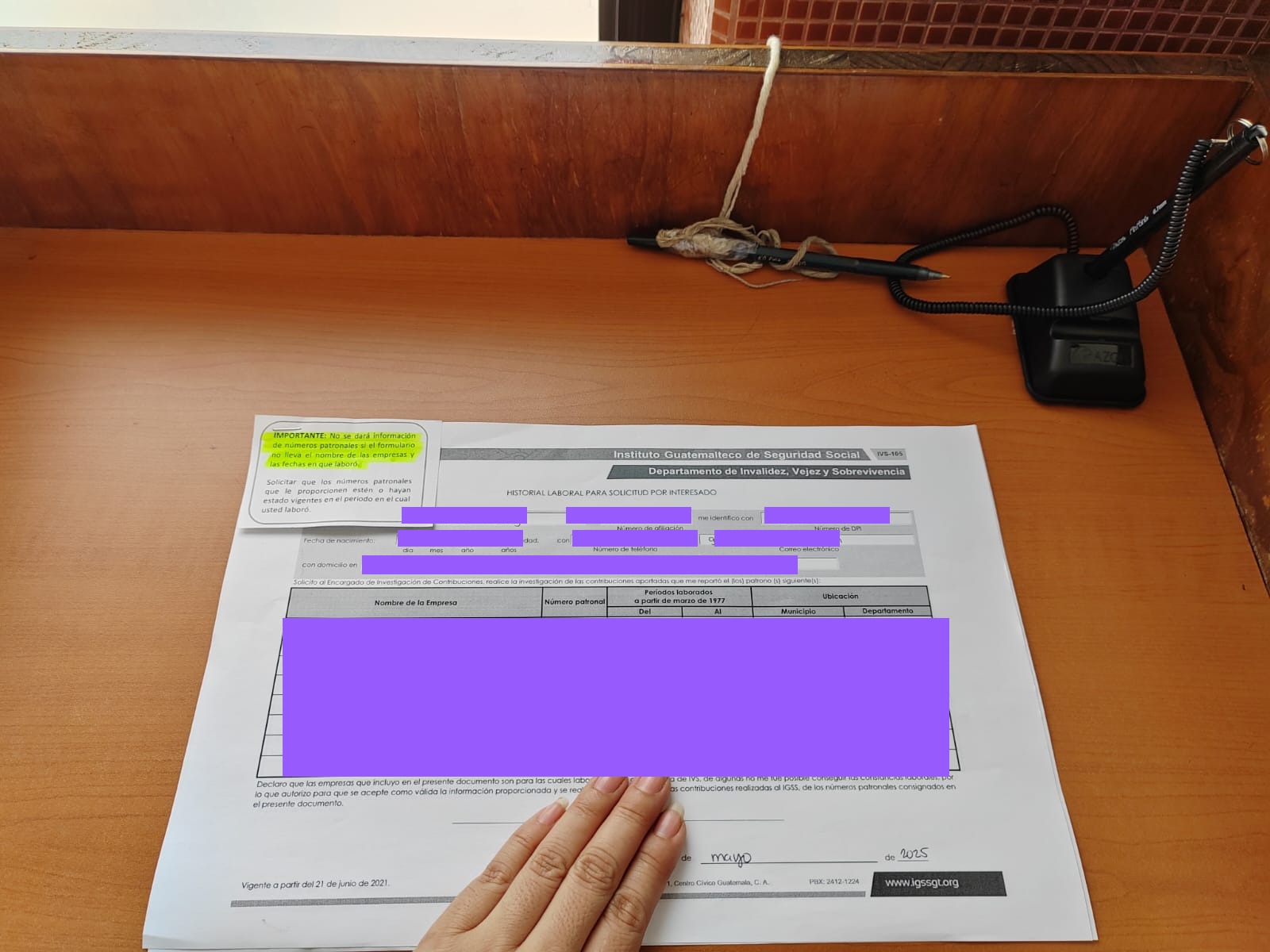 En la imagen se muestra el formulario que debe llenar el afiliado para solicitar la constancia de aportaciones al IGSS que no aparecen en el Portal del Afiliado. Este mismo documento es requerido al iniciar el trámite de pensión por vejez. (Foto, Prensa Libre: Glenda Burrión)