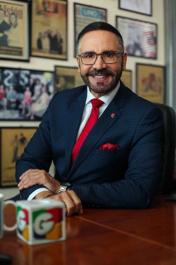 RICARDO GARCêA SANTANDER, RETIRO VIVA. Se tuvo una breve entrevista con el director ejecutivo y presentador de Guatevisin, Ricardo Garca Santander, quien luego de casi 22 aos se retira del programa Viva la Maana. Santander an estar detrs de cmara y presentador de programas especiales y de Soando en Familia. La entrevista se bas en su 22 aos de carrera con el formato de Programas de la maana con Viva la Maana. En la imagen, Ricardo Santander en declaraciones.

Juan Diego Gonzlez.  020625