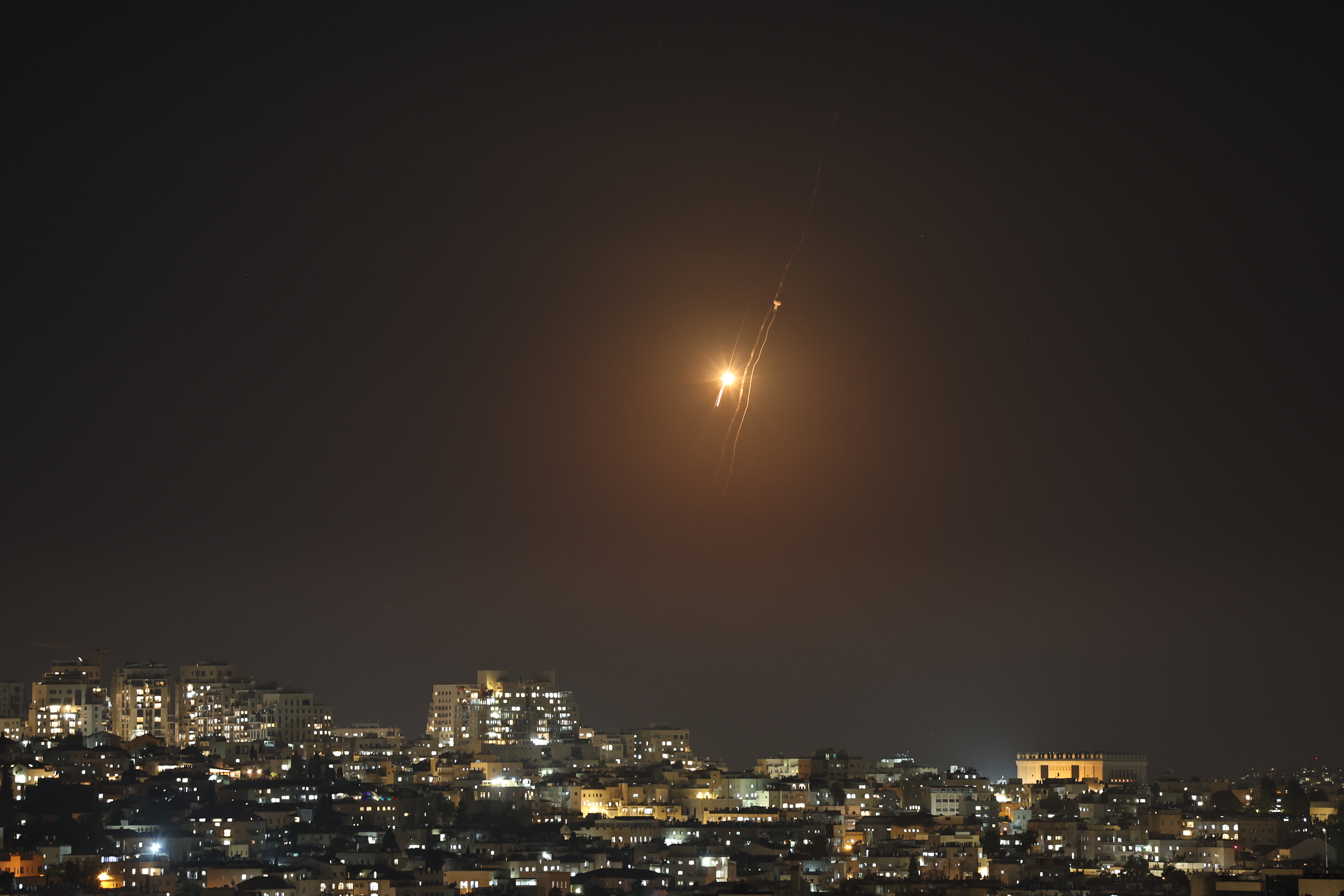 Las Fuerzas de Defensa de Israel dieron a conocer, que una tercera oleada de ataques en Tel Aviv, por parte de Irán dejo como resultado un edificio destruido. (Foto Prensa Libre: AFP)