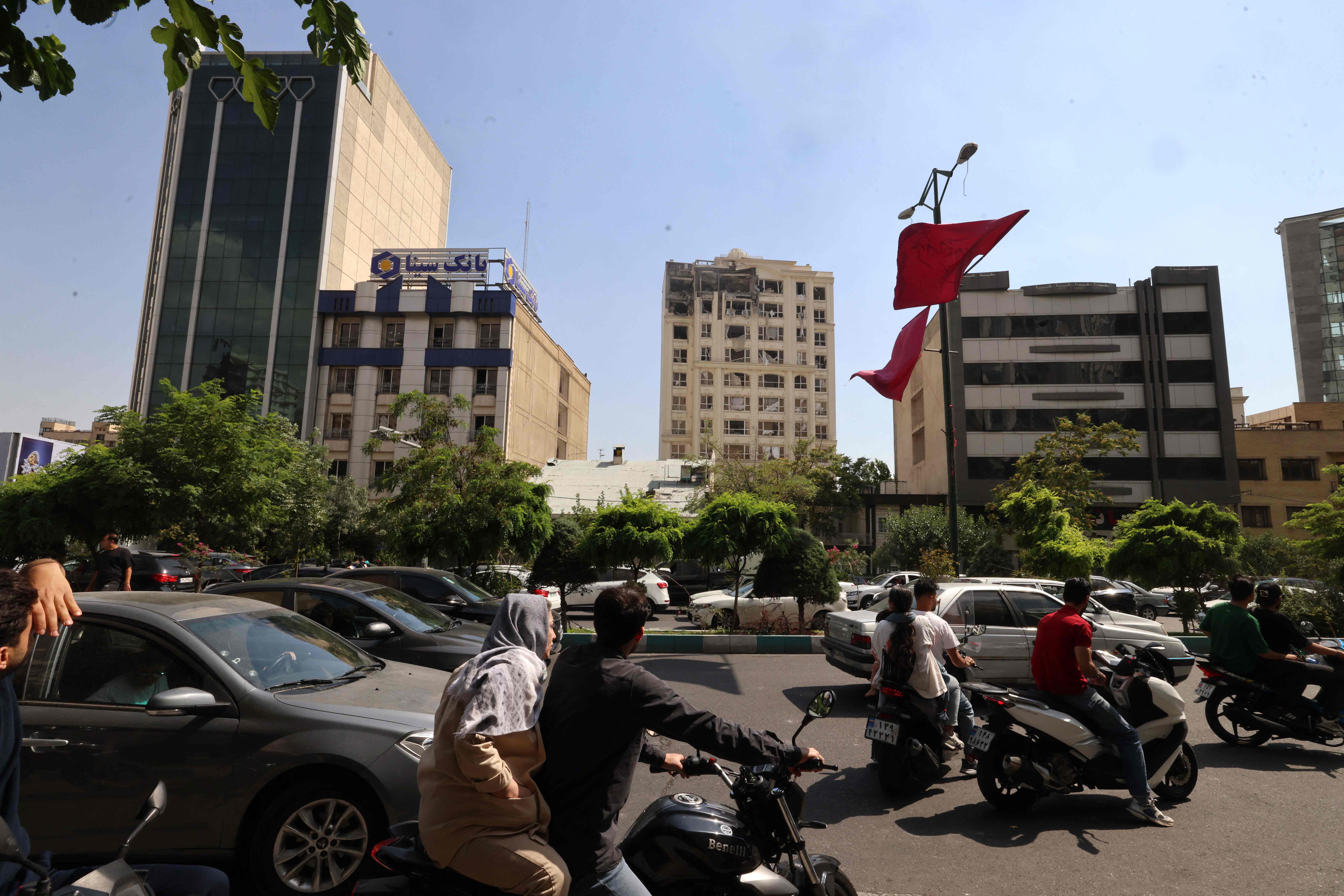 Las personas observan una de las zonas alcanzadas por un misil israelí. Teherán, capital de Irán, fue uno de los principales objetivos alcanzados por la lluvia de misiles. (Foto Prensa Libre: AFP)