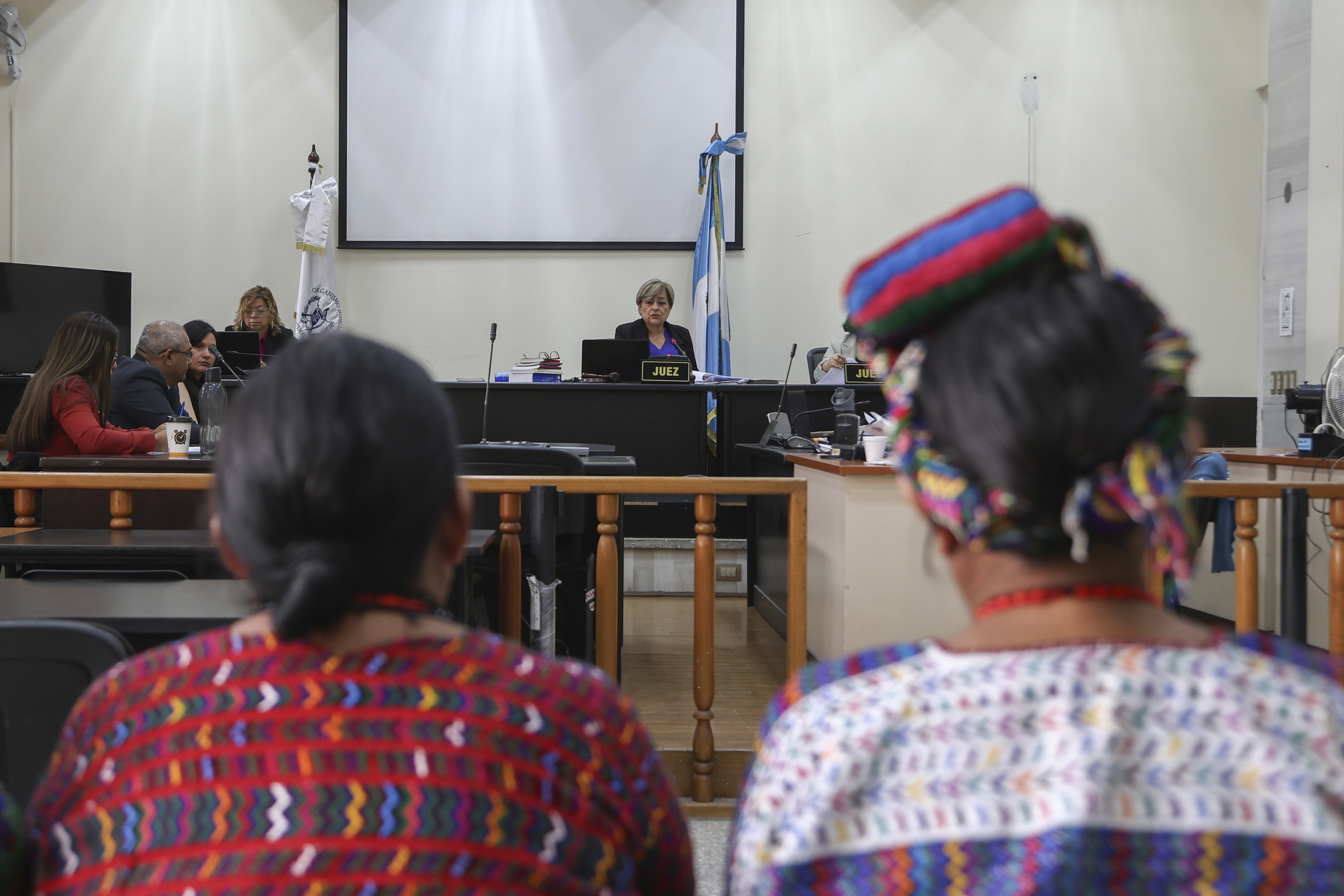 AME3352. CIUDAD DE GUATEMALA (GUATEMALA), 04/06/2025.- La jueza Maria Eugenia Castellanos (c), del Tribunal de Mayor Riesgo 'B' del Organismo Judicial guatemalteco, habla este miércoles en Ciudad de Guatemala (Guatemala). Un tribunal dictó 18 medidas de resarcimiento a favor de seis mujeres indígenas por la violación sexual sufrida durante el conflicto armado interno a manos de tres paramilitares condenados la semana pasada a 40 años de prisión. EFE/ Mariano Macz