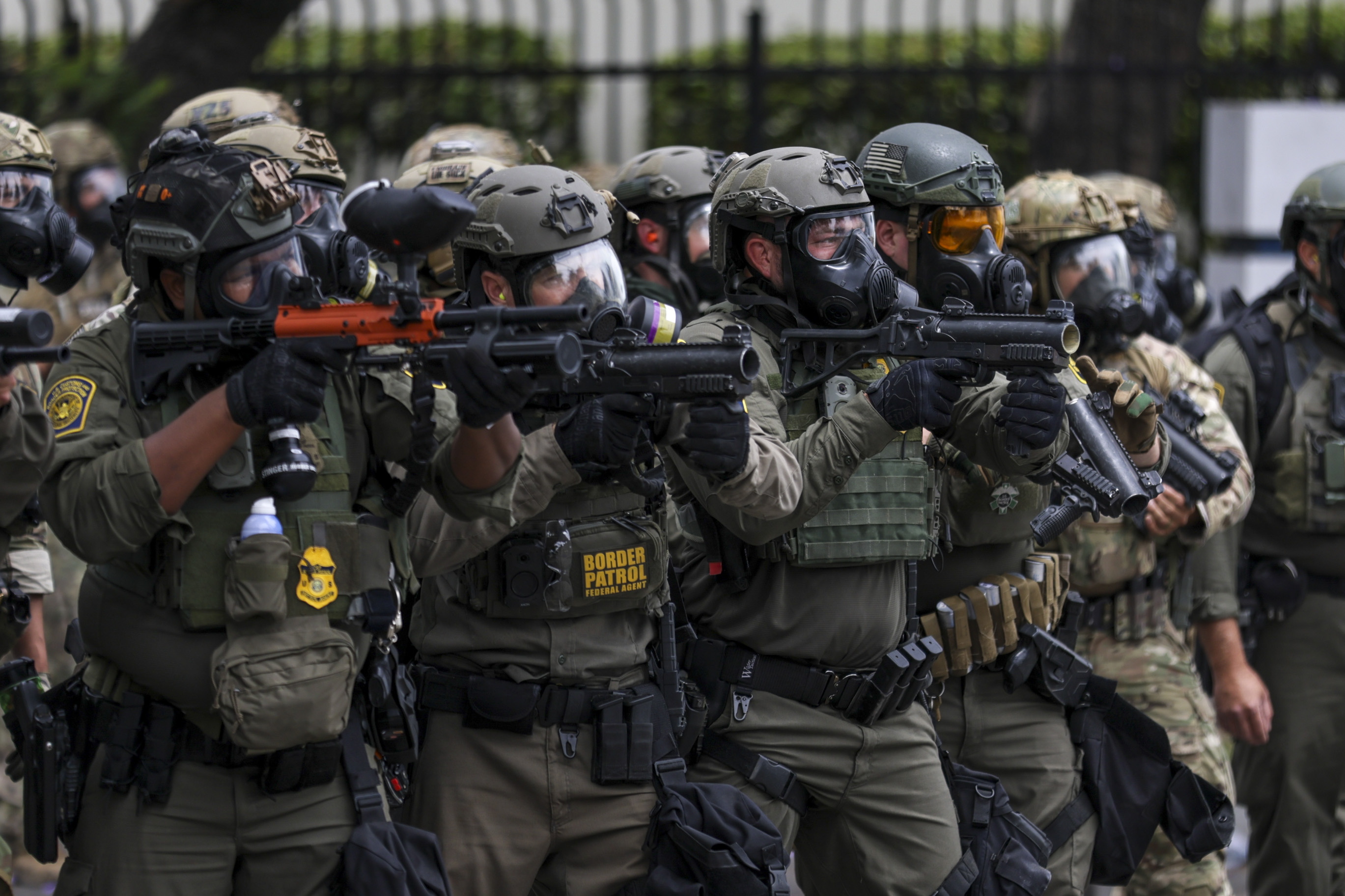 Agentes federales de los Estados Unidos, hacen formaciones tácticas para neutralizar los ataques de los manifestantes, que se tornaron agresivos, contra las redadas de migrantes, en Paramount, Los Ángeles, EE.UU. (Foto Prensa Libre: EFE) 