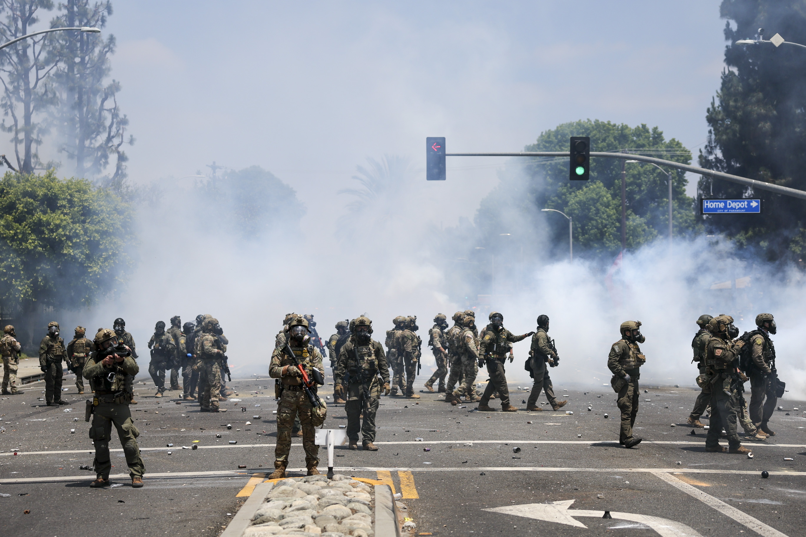 Manifestantes y agentes federales se enfrentan cerca de un Home Depot tras una redada del Servicio de Inmigración y Control de Aduanas (ICE) en Paramount, California, EE. UU. (Foto Prensa Libre: EFE).