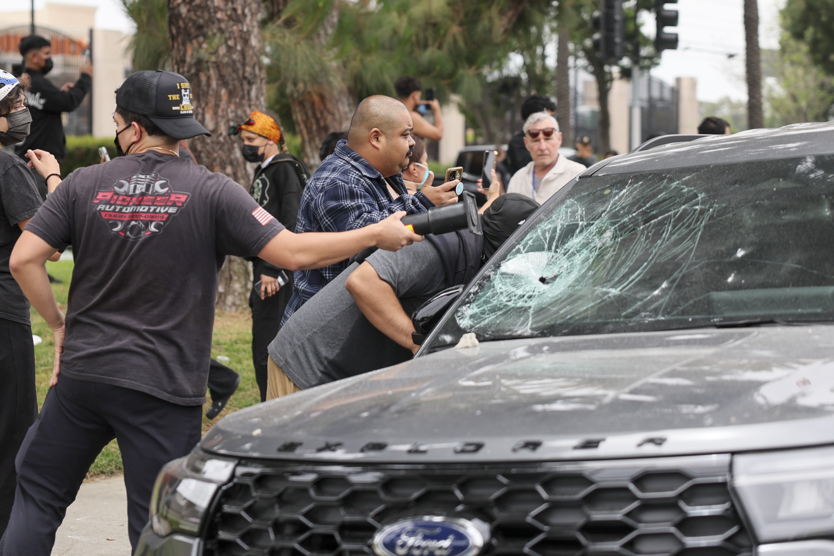 Decenas de agentes con equipo táctico del Servicio de Control de Inmigración y Aduanas (ICE) y la Oficina de Aduanas y Protección Fronteriza de Estados Unidos (CBP) allanaron esta mañana una empresa ubicada en la ciudad de Paramount, donde activistas reportan por lo menos el arresto de 65 trabajadores.. (Foto Prensa Libre: EFE) 