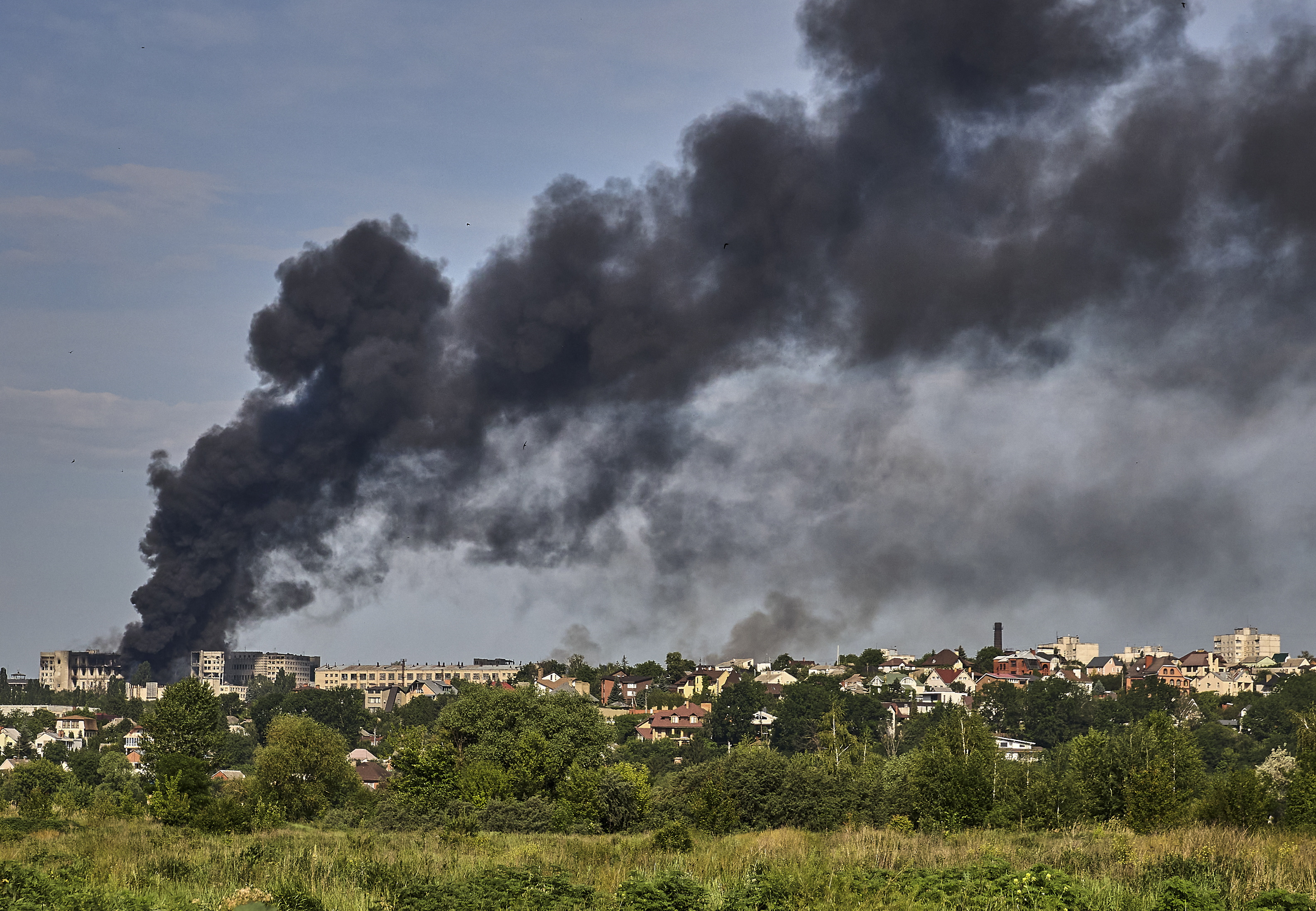 Rusia despliega cerca de 500 drones y 20 misiles como respuesta a operación Telaraña de Ucrania, mientras Estados Unidos aún no responde a propuesta de compra de sistema antimisiles. (Foto Prensa Libre: EFE/EPA/SERGEY KOZLOV).