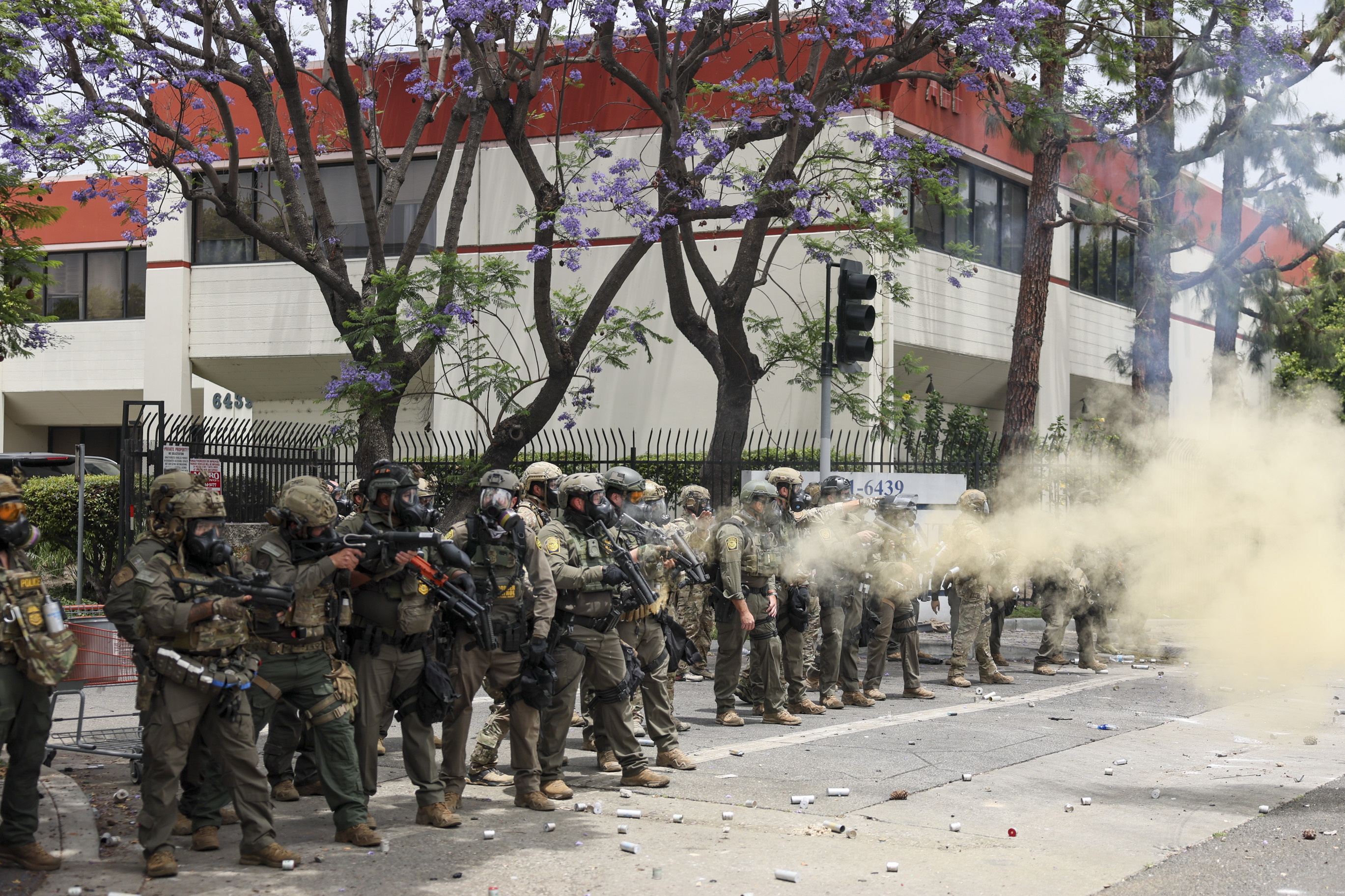 Agentes federales lanzan gas lacrimógeno para controlar las manifestaciones en contra de las redadas donde se capturaron a varios indocumentados, en Paramount, Los Ángeles, California, EE.UU. (Foto Prensa Libre: EFE)
