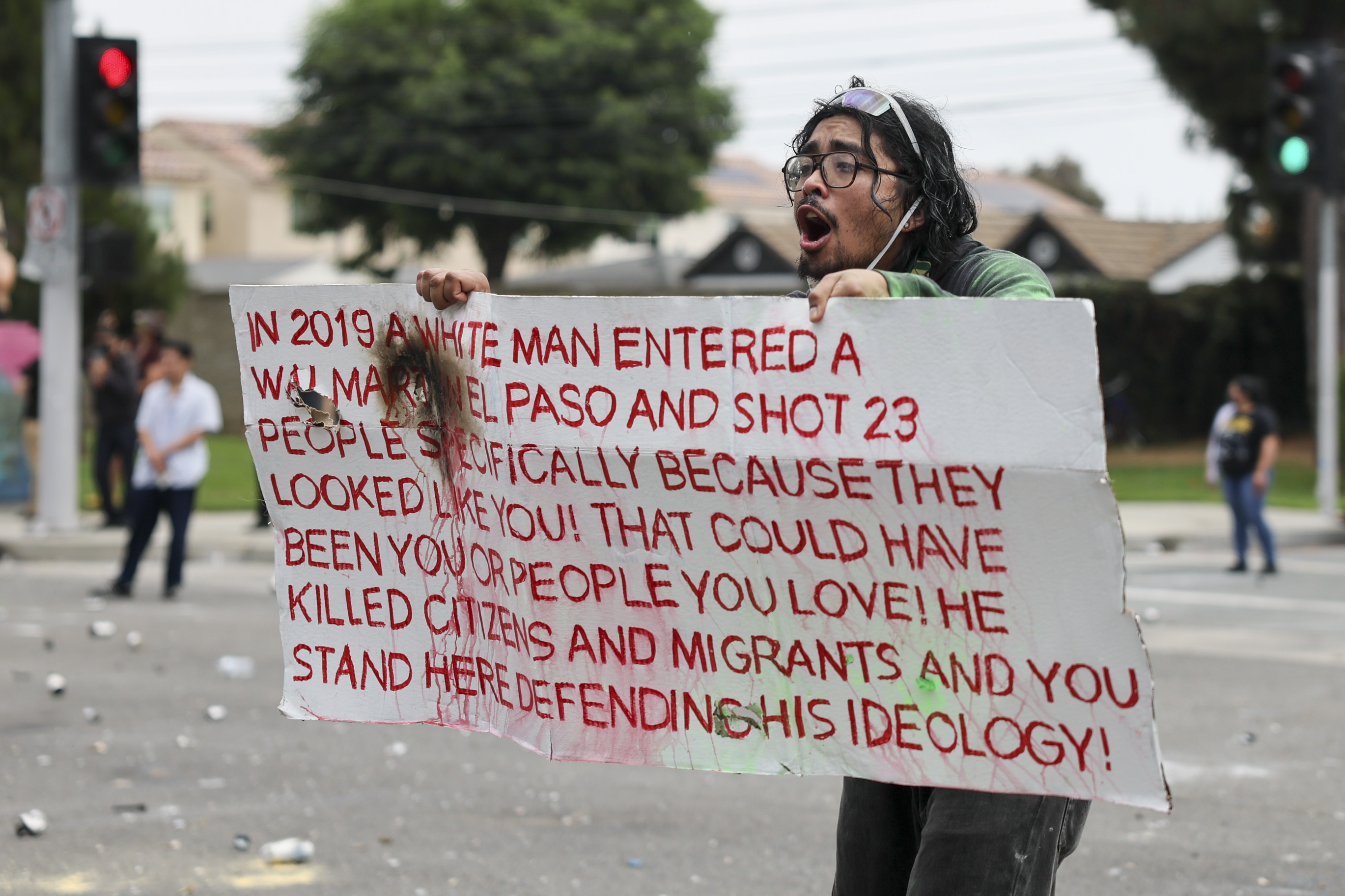 Un manifestante grita a los agentes federales mientras se disparan granadas de humo aturdidoras cerca de un Home Depot tras una redada del Servicio de Inmigración y Control de Aduanas (ICE) en Paramount, California, EE. UU.,  (Foto Prensa LIbre: EFE).