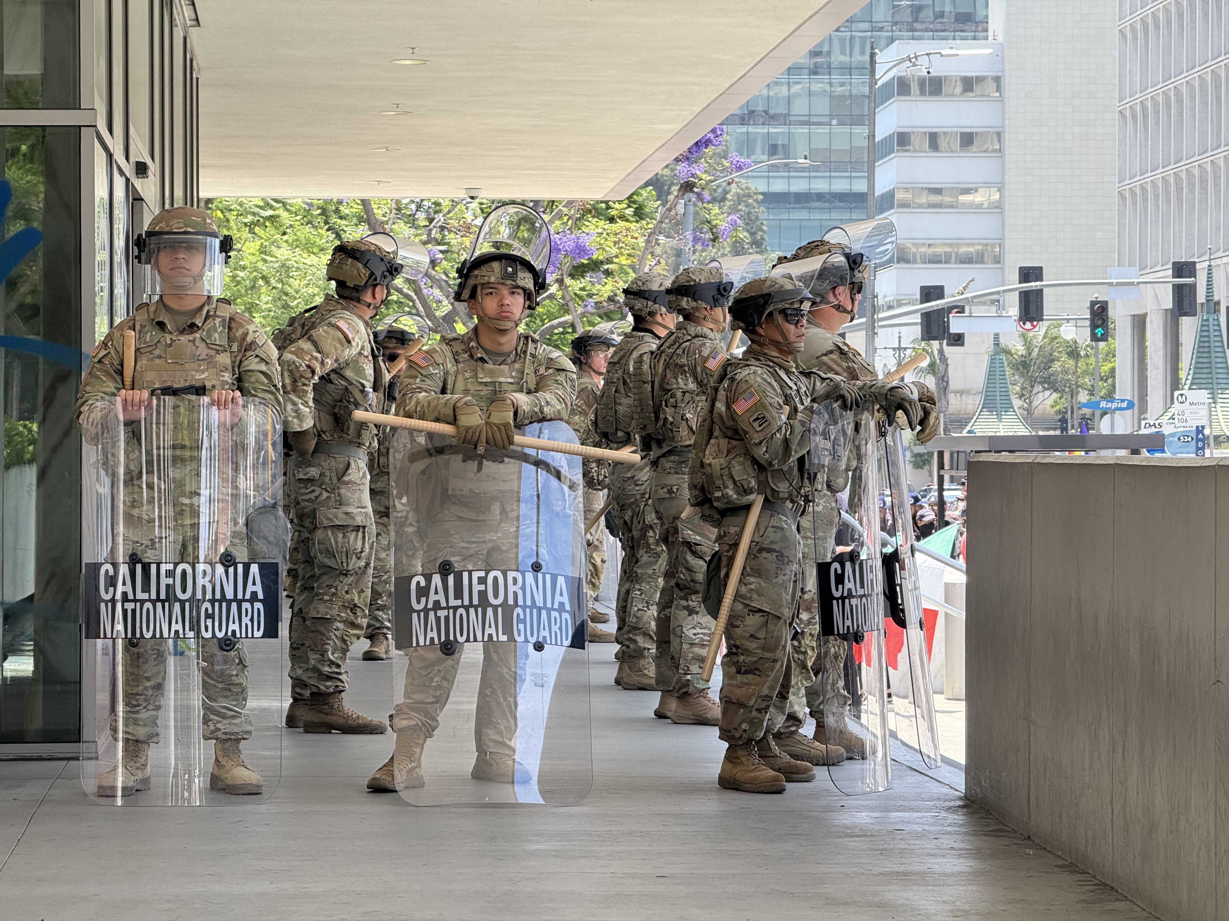 Integrantes de la Guardia Nacional de california resguardan edificios ante protestas contra las redadas migratorias. (Foto Prensa Libre: EFE)