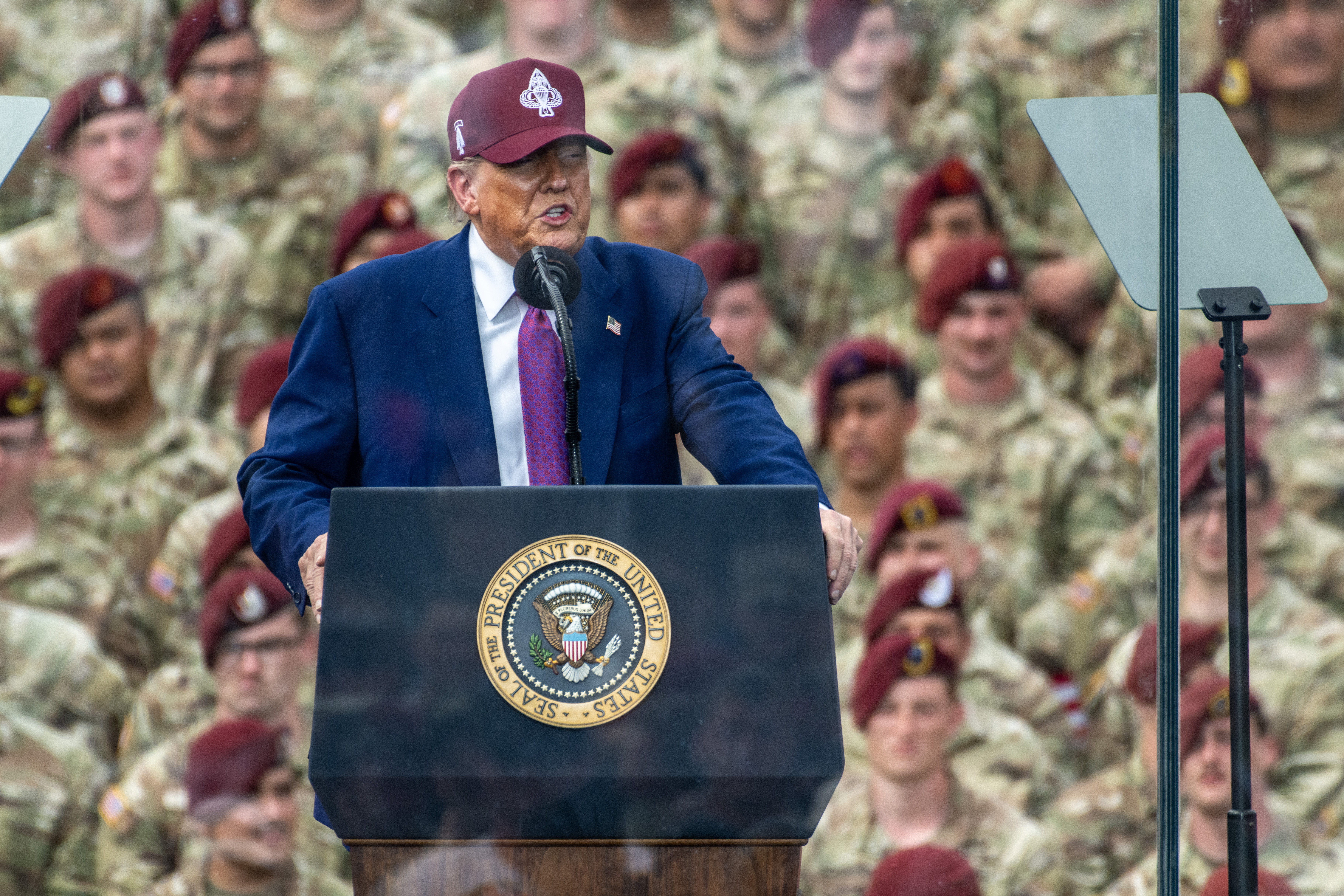 El presidente Donald Trump habla sobre el desfile de aniversario del Ejército que se celebrará el 14 de junio. (Foto Prensa Libre: EFE)