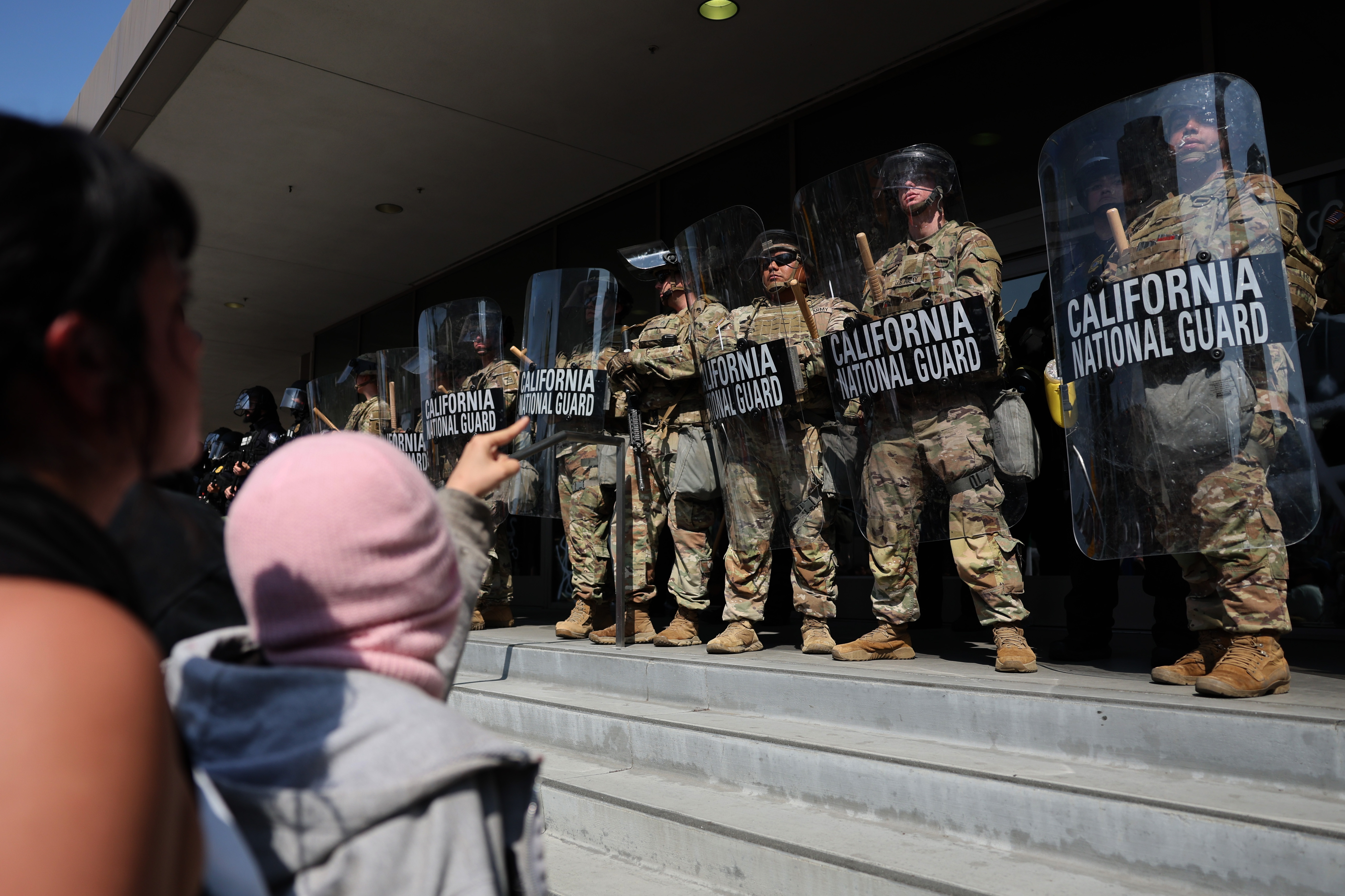 Foto de referencia. Manifestantes protestan frente a efectivos de la Guardia Nacional que resguardan un edificio federal en Los Ángeles, California (EE. UU.), el 10 de junio de 2025. (Foto Prensa Libre: EFE)