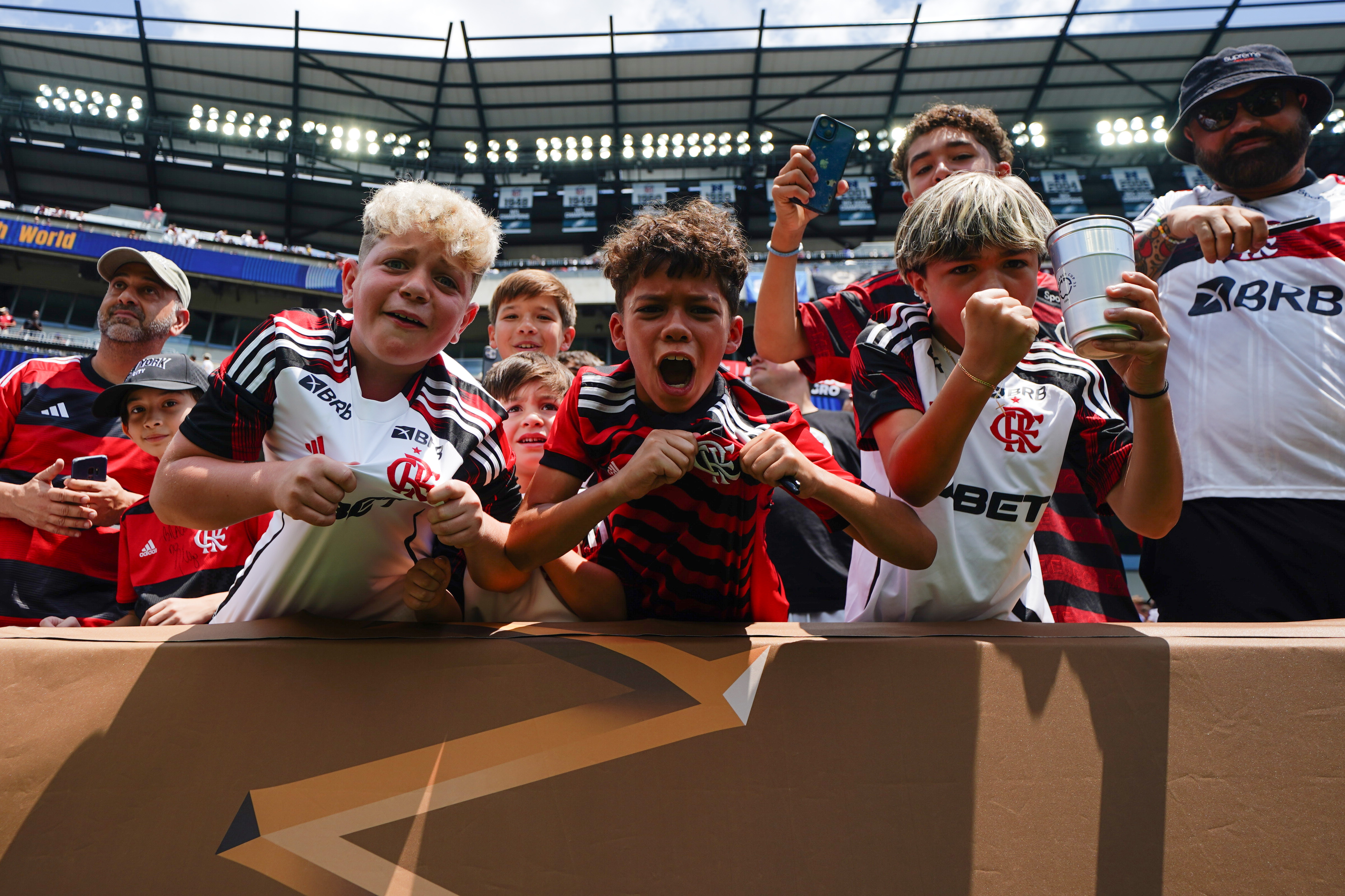 Aficionados del Flamengo animan a su equipo antes del partido de la Copa Mundial de Clubes FIFA 2025 este viernes, entre el CR Flamengo y el Chelsea FC en Filadelfia, Pensilvania (USA). EFE/EPA/ WILL OLIVER