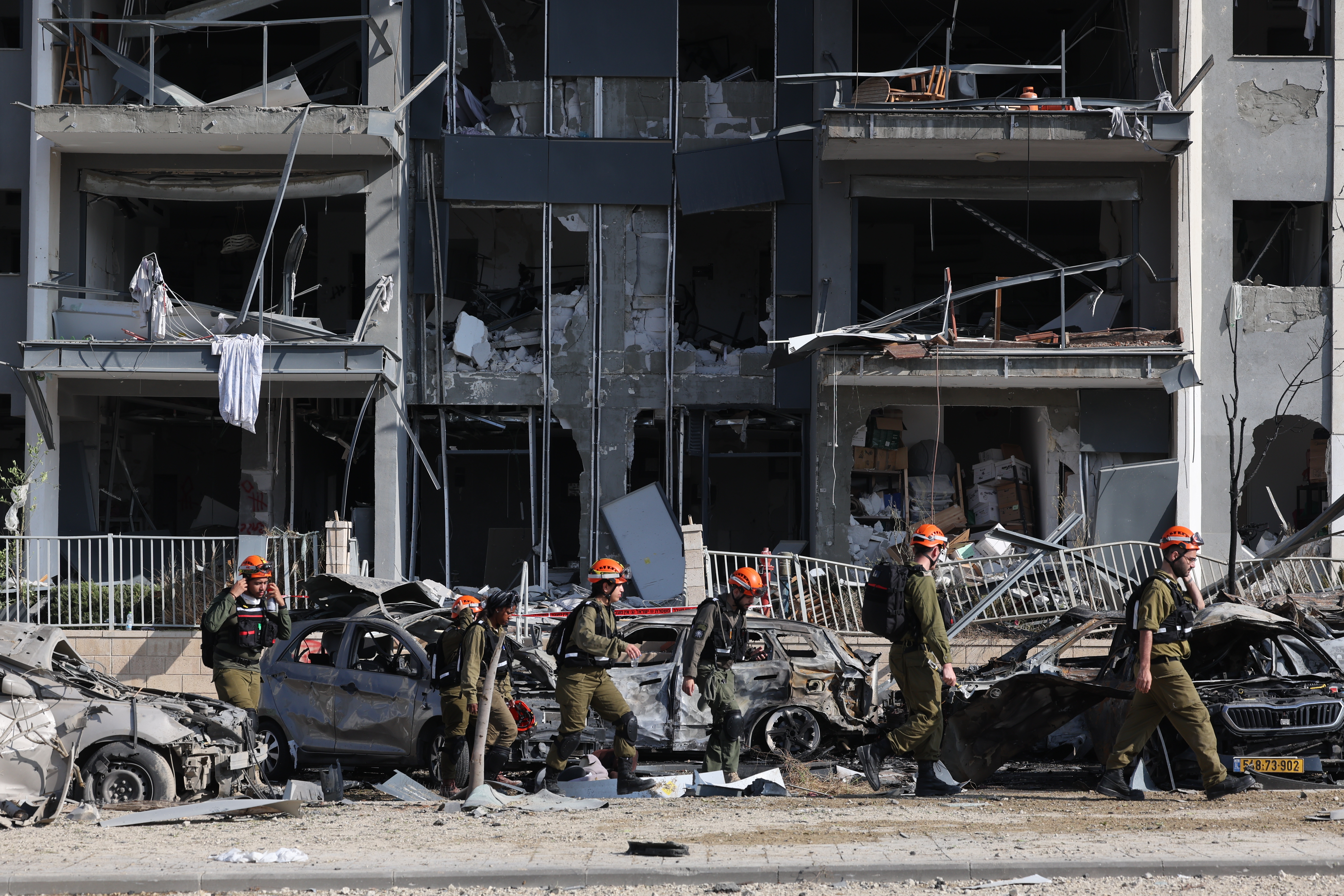 Beer Sheva (Israel), 20/06/2025.- Israeli Home Front Command team members walk at the site where Iranian ballistic missiles struck residential buildingsat the site where Iranian ballistic missiles struck residential buildings in Beer Sheva, southern Israel, 20 June 2025. Israel and Iran have been exchanging fire since Israel launched strikes across Iran on 13 June 2025 as part of Operation 'Rising Lion.' EFE/EPA/ABIR SULTAN