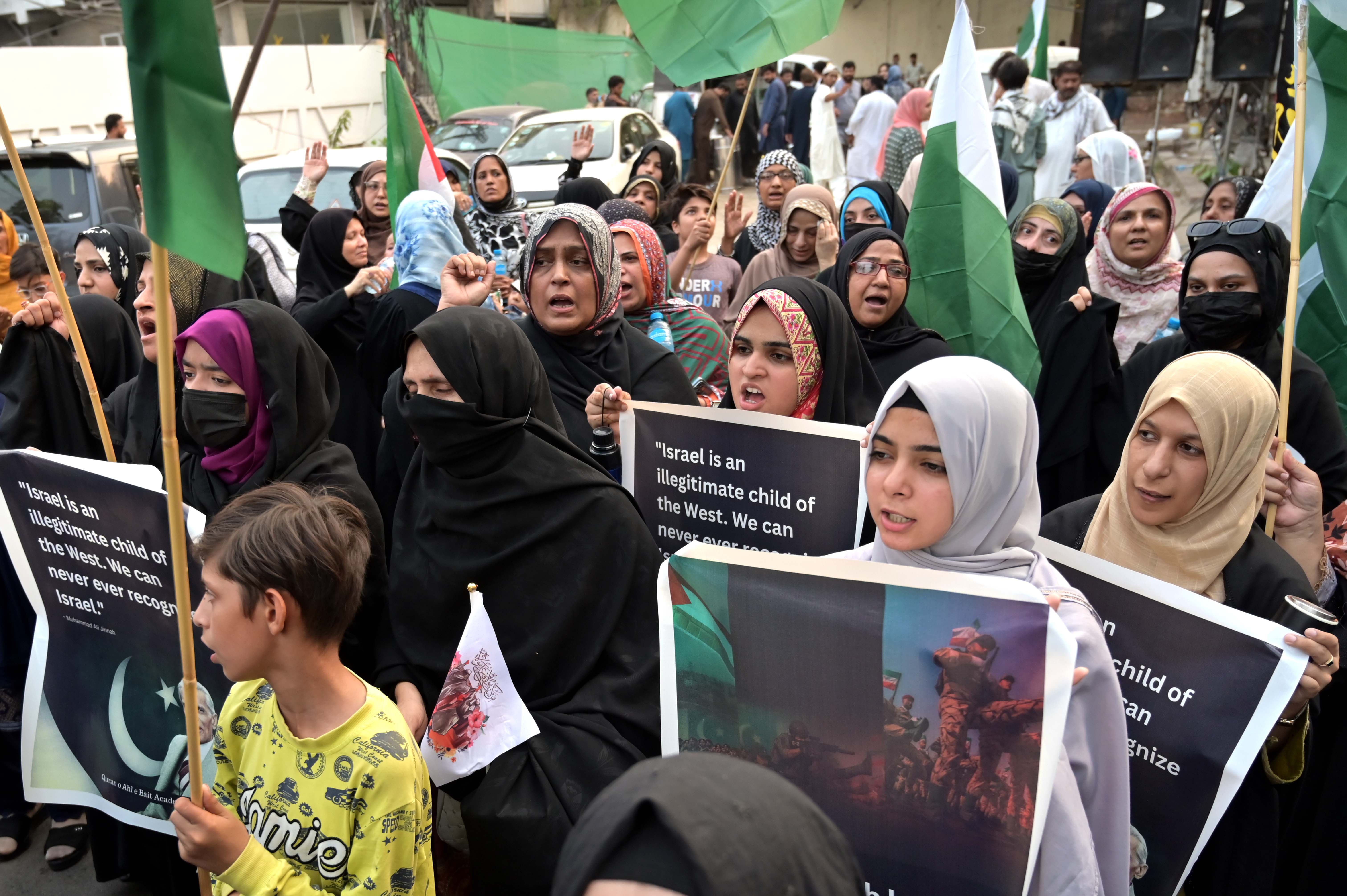 Musulmanas chiítas paquistaníes, participan en una manifestación en solidaridad con el pueblo iraní, en Lahore, Paquistán. (Foto Prensa Libre: EFE) 