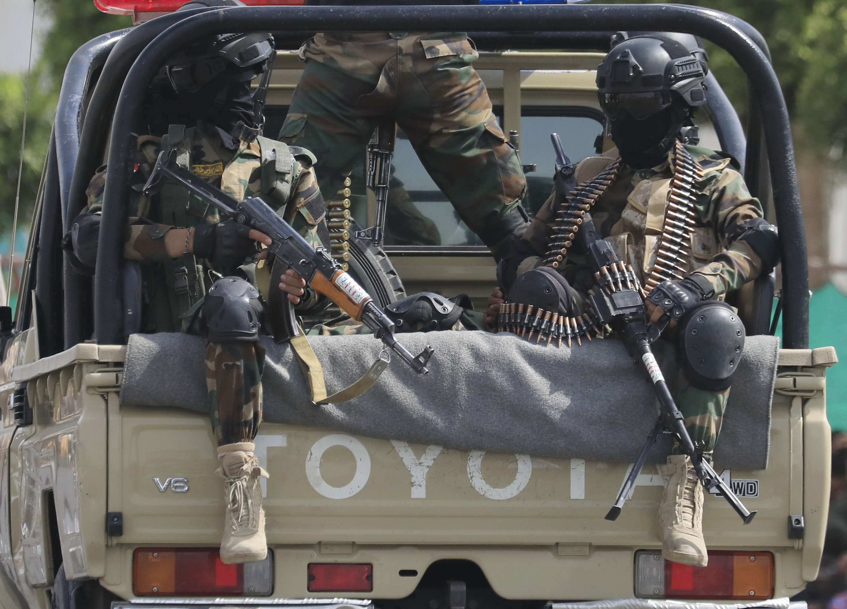 Soldados hutíes patrullan en una camioneta, en medio de las protestas en Yemen, contra los ataques aéreos de Israel contra Irán. (Foto Prensa Libre: EFE) 