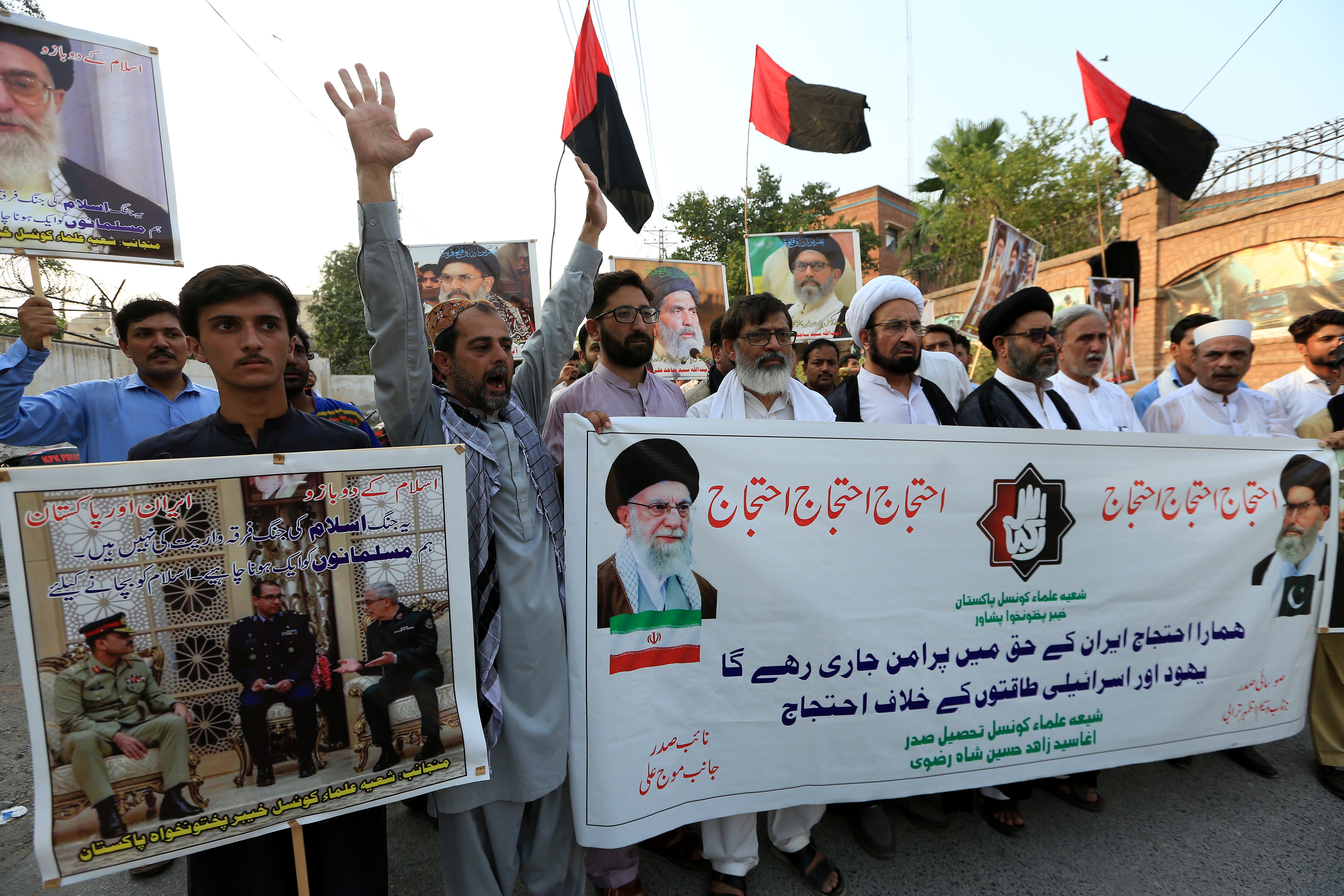 Musulmanes chiítas pakistaníes participan en una protesta en solidaridad con el pueblo iraní, en Peshawar, Pakistán. (Foto Prensa Libre. EFE)