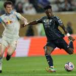 AME8936. FILADELFIA (ESTADOS UNIDOS), 26/06/2025.- Vinicius Jr. (d) del Real Madrid golpea el balón ante Jacob Rasmussen del Salzburgo este jueves, en un partido de la fase de grupos del Mundial de Clubes entre Salzburgo y Real Madrid, en el estadio Lincoln Financial Field en Filadelfia (Estados Unidos). EFE/ Andre Coelho