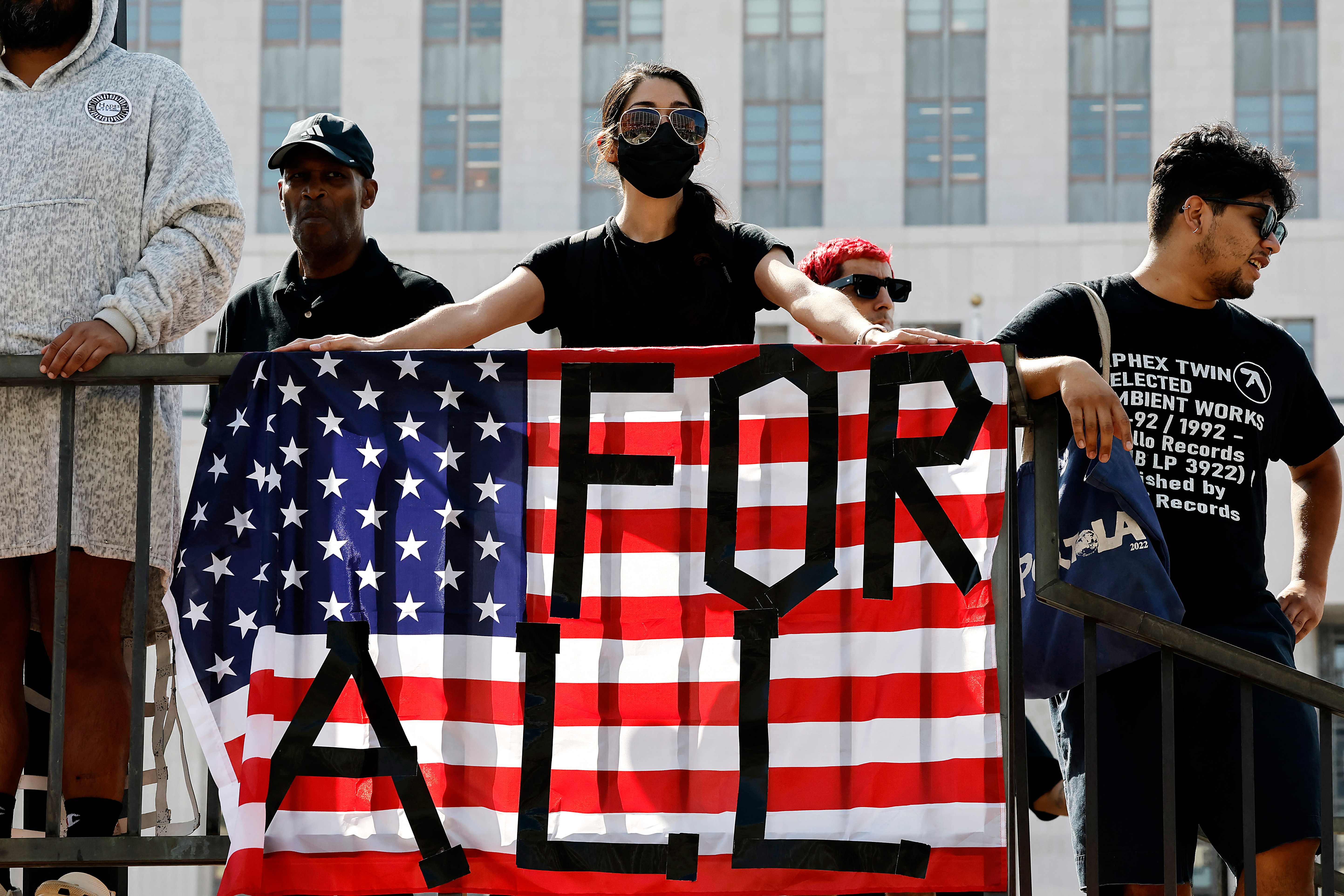 Manifestantes muestran pancartas a favor de los migrantes durante protestas en Los Ángeles, California. (Foto Prensa Libre Mario Tama/AFP)