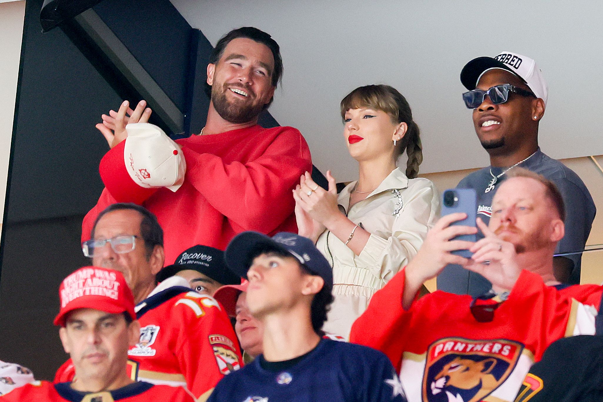Travis Kelce  y Taylor Swift llevan dos años de relación y han surgido rumores de querer llevar su compromiso a otro nivel.  (Foto Prensa Libre: AFP)
