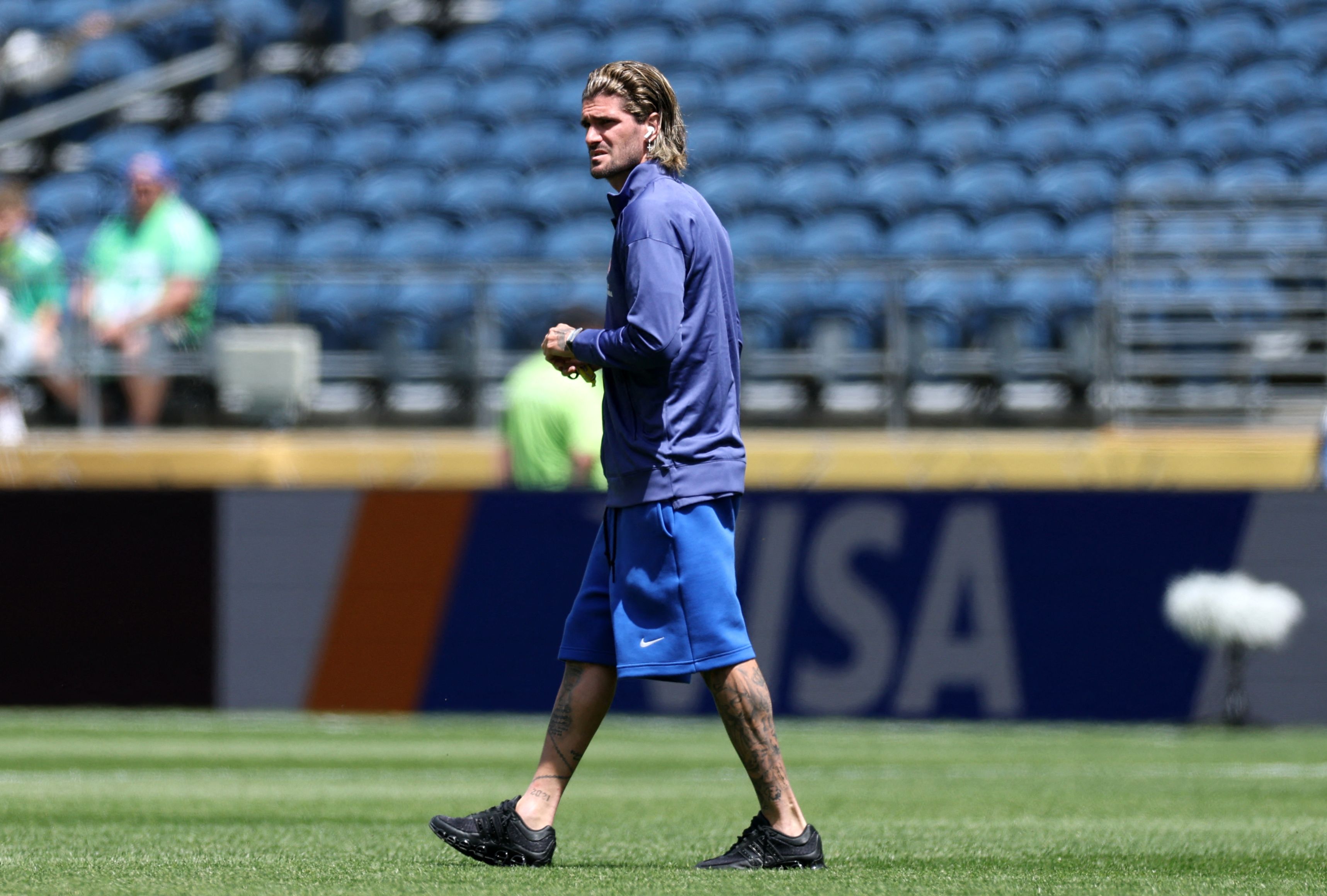 SEATTLE, WASHINGTON - JUNE 19: Rodrigo De Paul #5 of Atletico De Madrid inspects the pitch prior to the FIFA Club World Cup 2025 group B match between Seattle Sounders FC and Club Atletico de Madrid at Lumen Field on June 19, 2025 in Seattle, Washington.   Buda Mendes/Getty Images/AFP (Photo by Buda Mendes / GETTY IMAGES NORTH AMERICA / Getty Images via AFP)