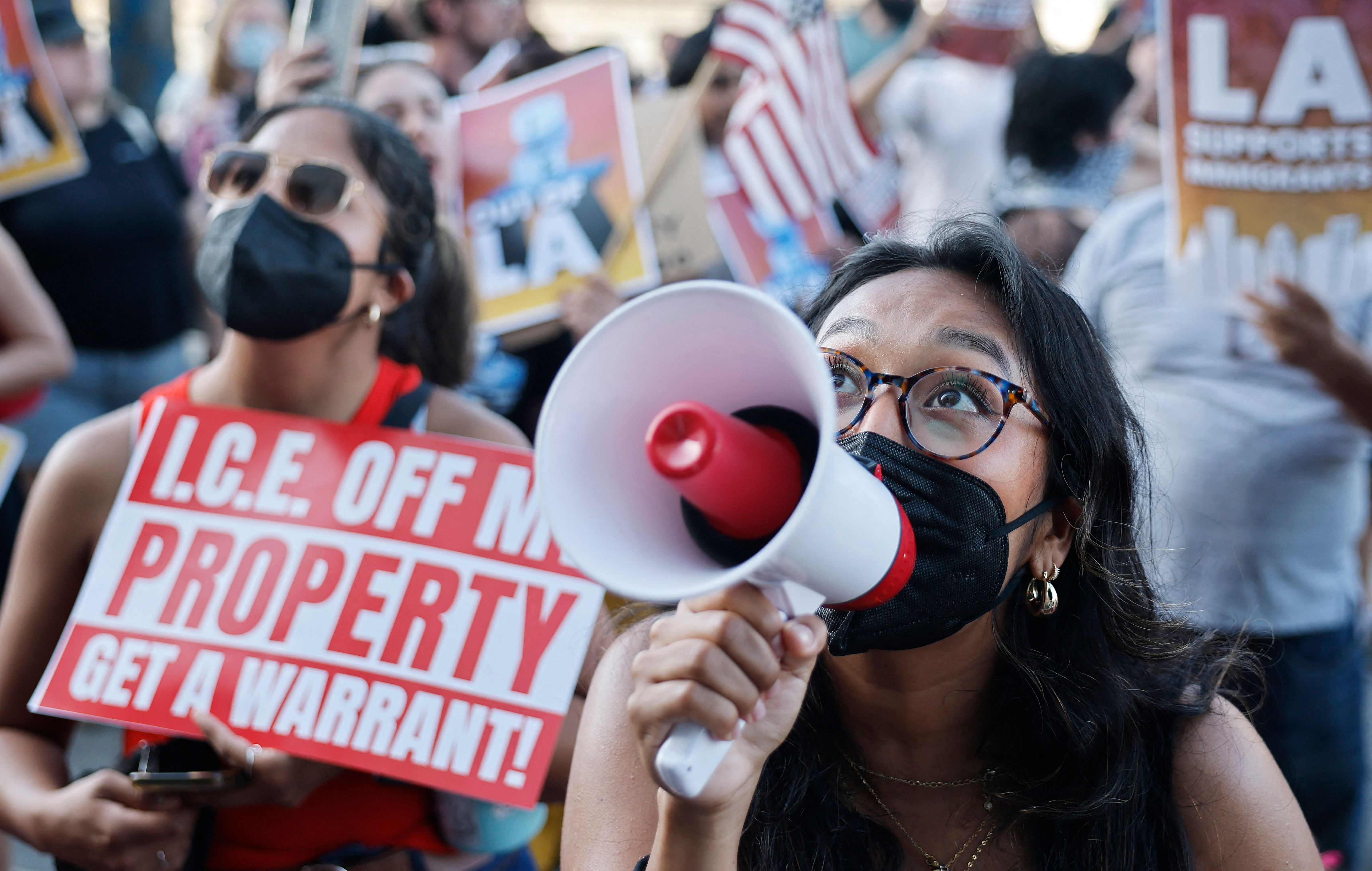 Manifestantes en Los Ángeles muestran mensajes contra ICE y las políticas migratorias de Donald Trump. (Foto Prensa Libre: AFP)