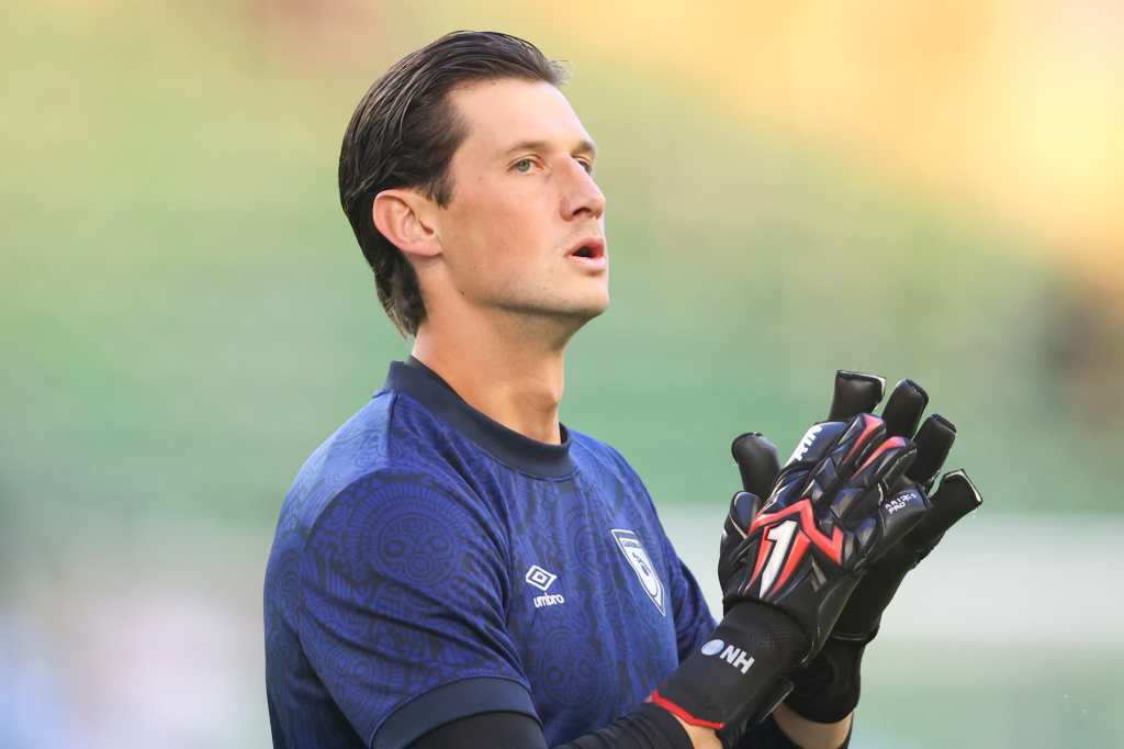 Nicholas Hagen de Guatemala calentando previo al partido entre Guatemala y Panamá de la Copa Oro.