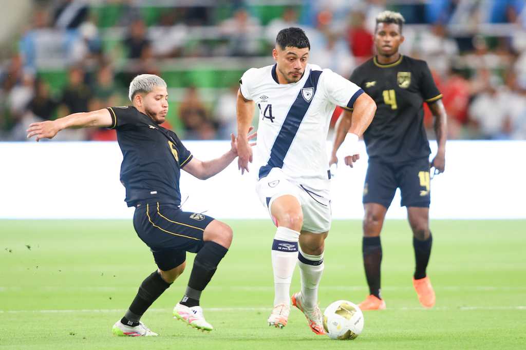 Darwin Lom #14 de Guatemala compite por el balón con Cristian Jesús Martínez #6 de Panamá.