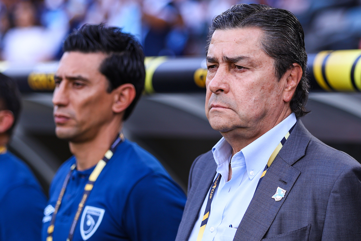 Luis Fernando Tena, entrenador de Guatemala, durante el partido entre Guadalupe y Guatemala de la Copa Oro de la Concacaf 2025.
