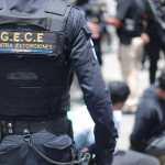 Agentes de la PNC neutralizan a tres presuntos pandilleros frente a la Torre de Tribunales, en la zona 1 capitalina. (Foto Prensa Libre: Juan Diego González)