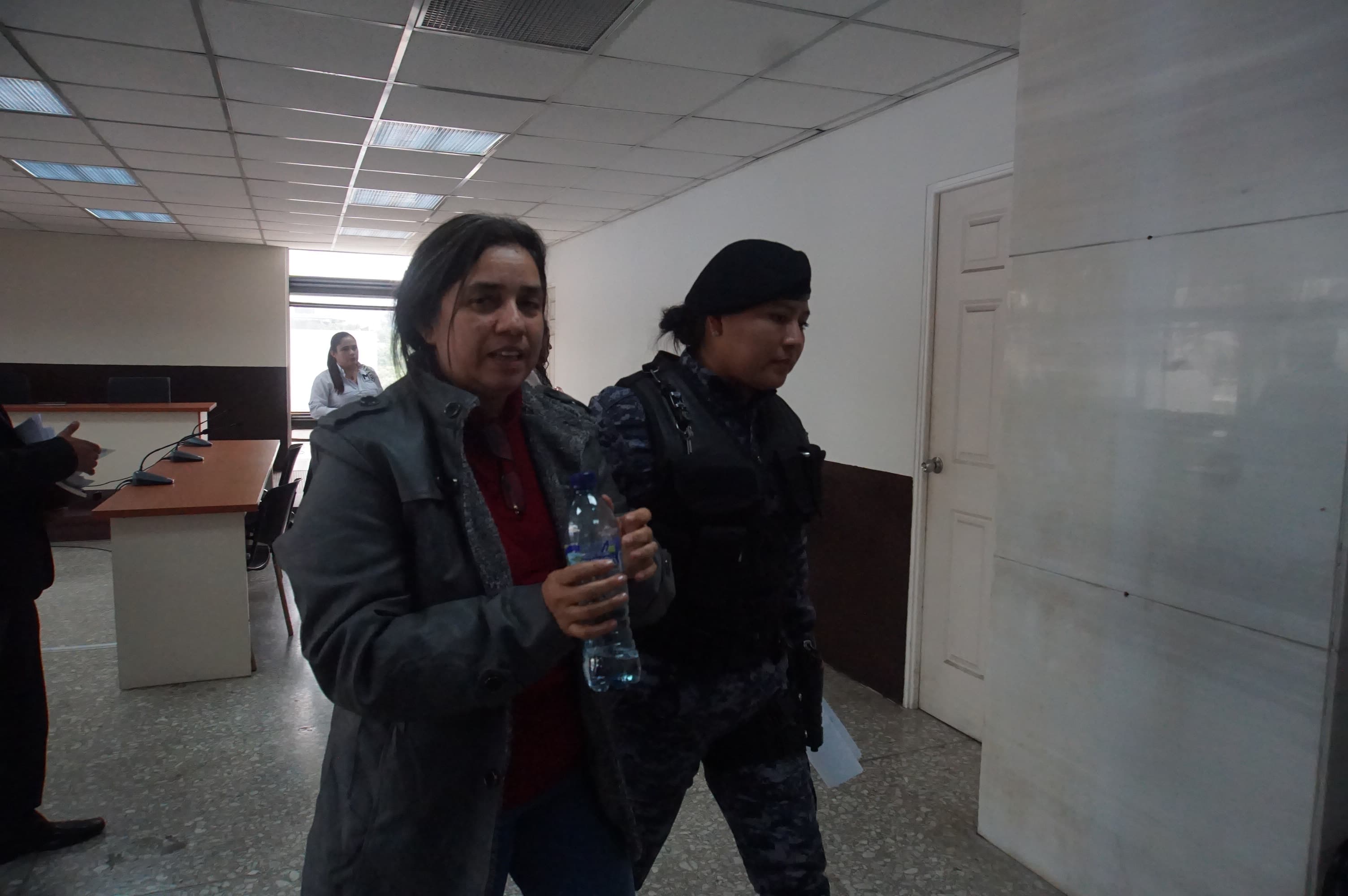 Angelita Martínez, jefa de Archivo del TSE, permanece en la carceleta de la Torre de Tribunales, donde este miércoles se celebrará su audiencia de primera declaración.
(Foto Prensa Libre: Daniel Samayoa)