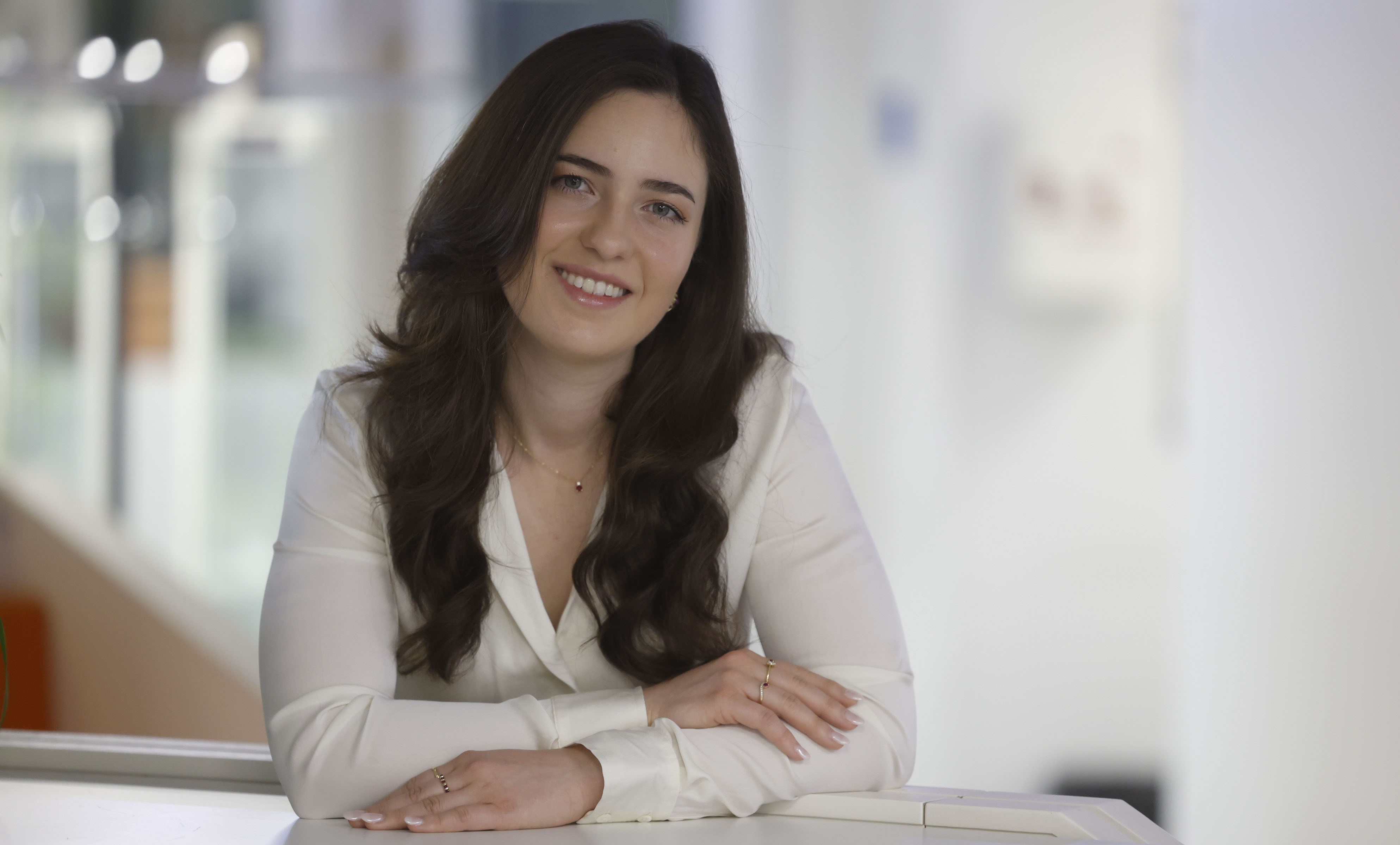 Gabriela Asturias, que ha sido reconocida en España con el Premio Internacional Princesa de Girona en la categoría de Investigación, cruzó fronteras para formarse en Estados Unidos como médica, investigadora y emprendedora, pero nunca rompió el hilo que la ataba a Guatemala y devolver al país centroamericano una parte de su formación y de su empeño por democratizar el acceso a la salud de todas las sociedades, por vulnerables que sean. (Foto Prensa Libre: EFE/ Juan Carlos Hidalgo)