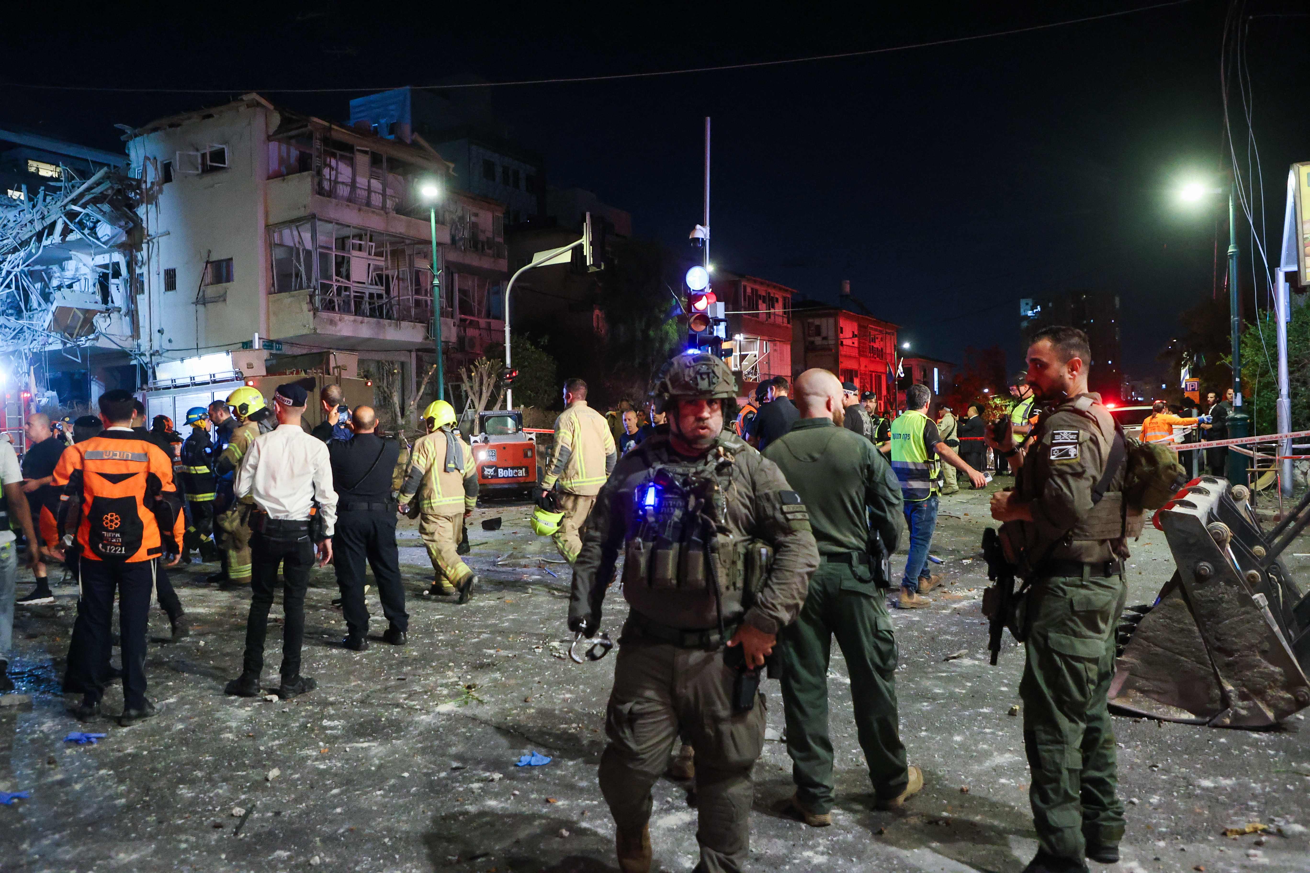 Los socorristas informaron sobre heridos de gravedad, y una mujer declarada muerta, como resultado de una de las oleadas bélicas por parte de Irán. (Foto Prensa Libre: AFP)