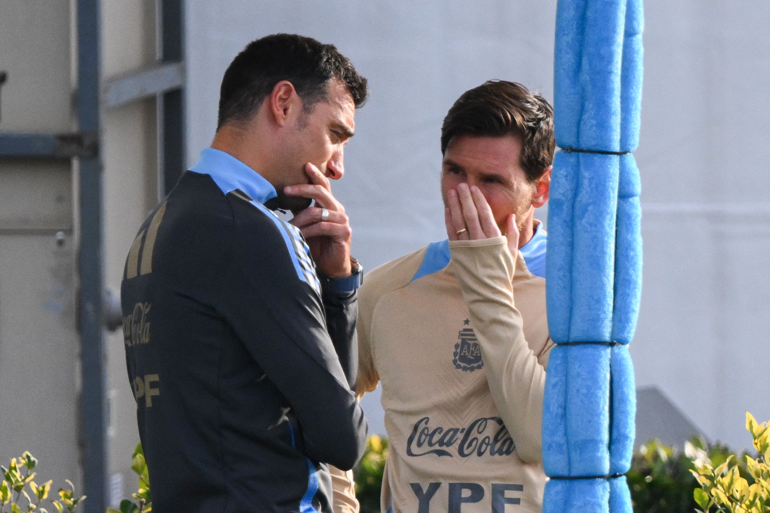 Lionel Scaloni, técnico de Argentina, conversa con Lionel Messi, durante uno de los entrenamientos antes del partido ante Chile. (Foto Prensa Libre: AFP).
