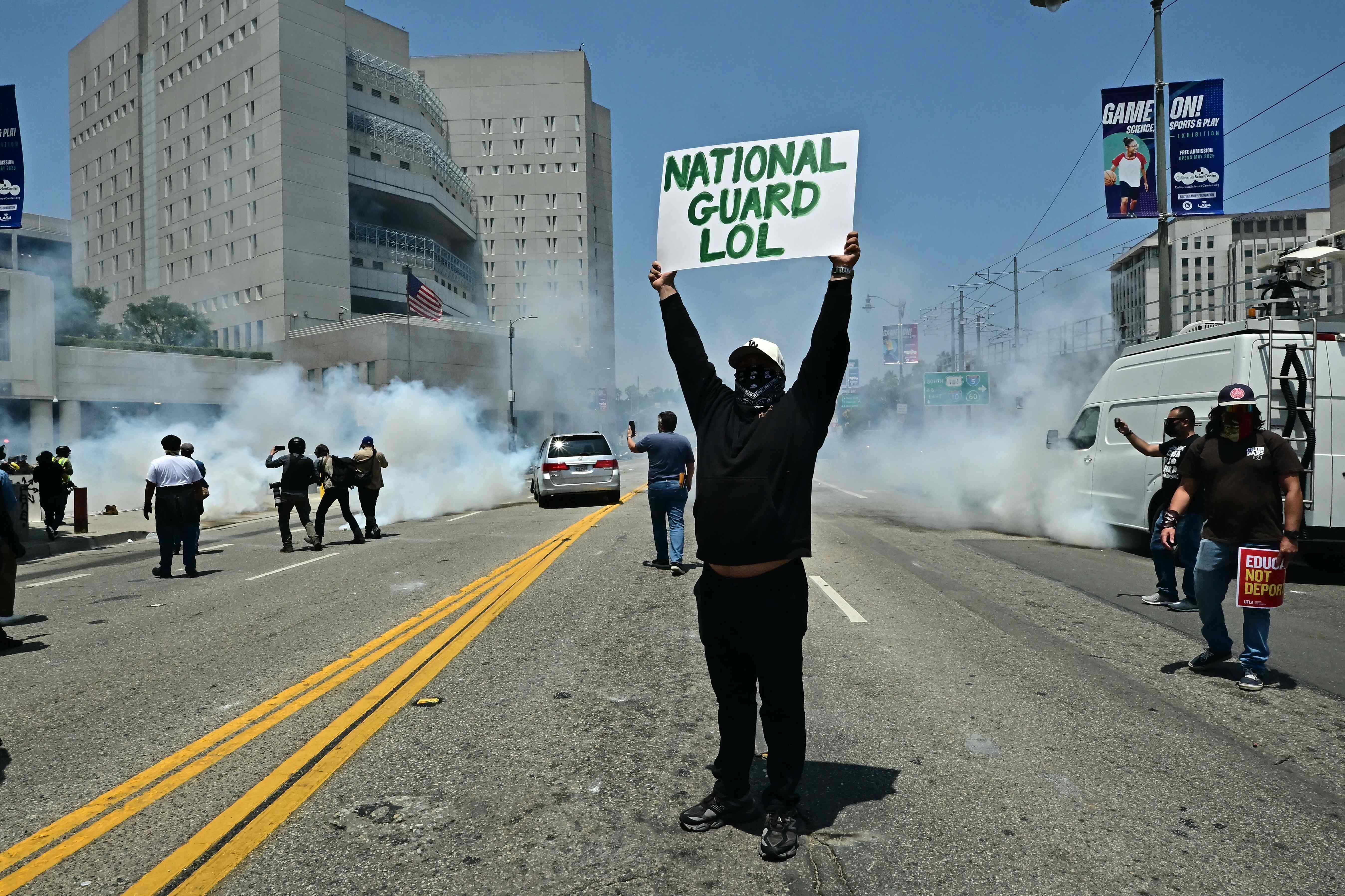 Un manifestante muestra una pancarta en contra de las redadas masivas en contra de migrantes indocumentados en Los Ángeles, California, EE.UU. (Foto Prensa Libre: AFP) 