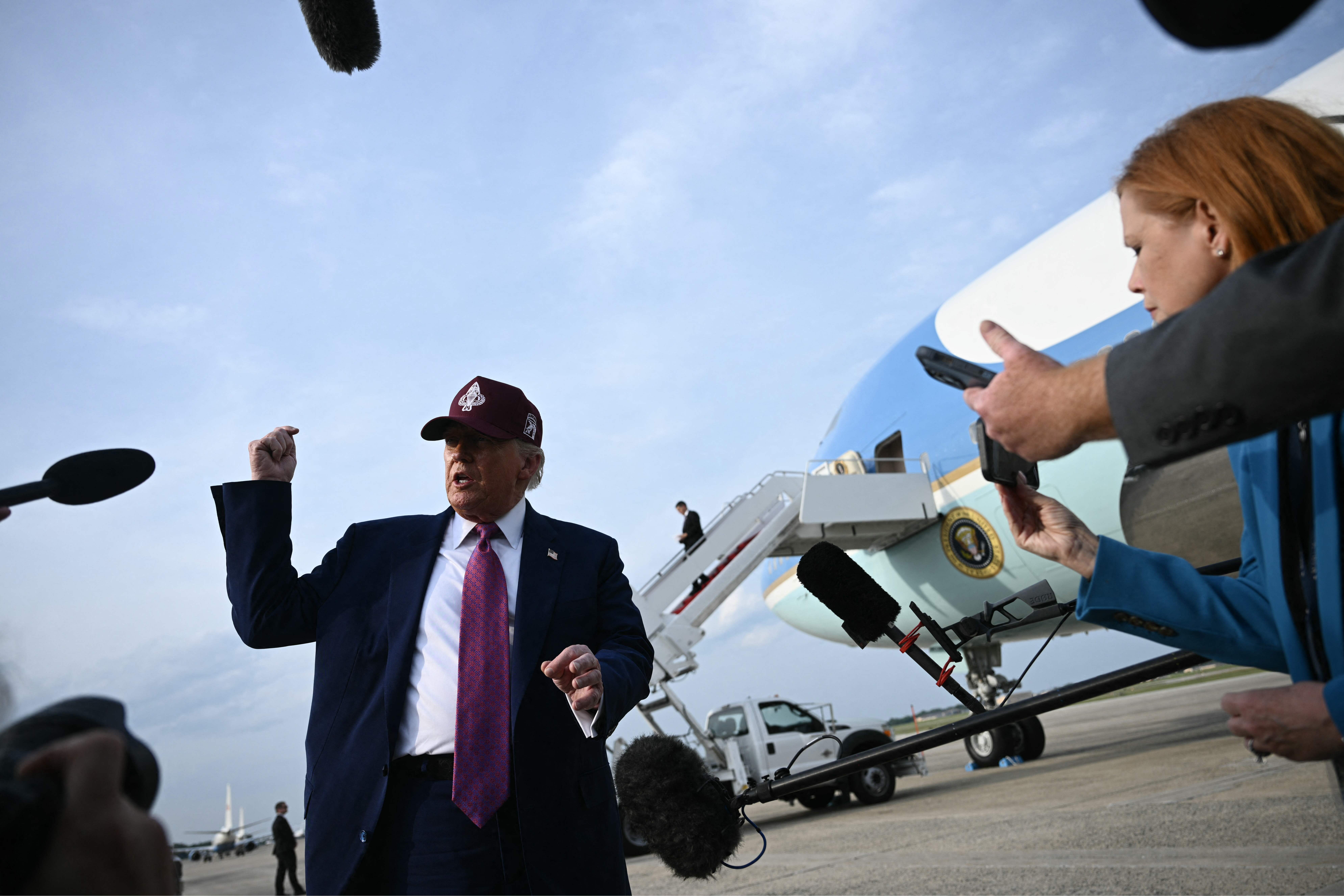 El presidente Donald Trump dice que habló con el gobernador de California respecto a las manifestaciones contra las redadas. (Foto Prensa Libre: AFP)