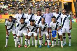 Jugadores de Guatemala posan para el partido ante Jamaica.