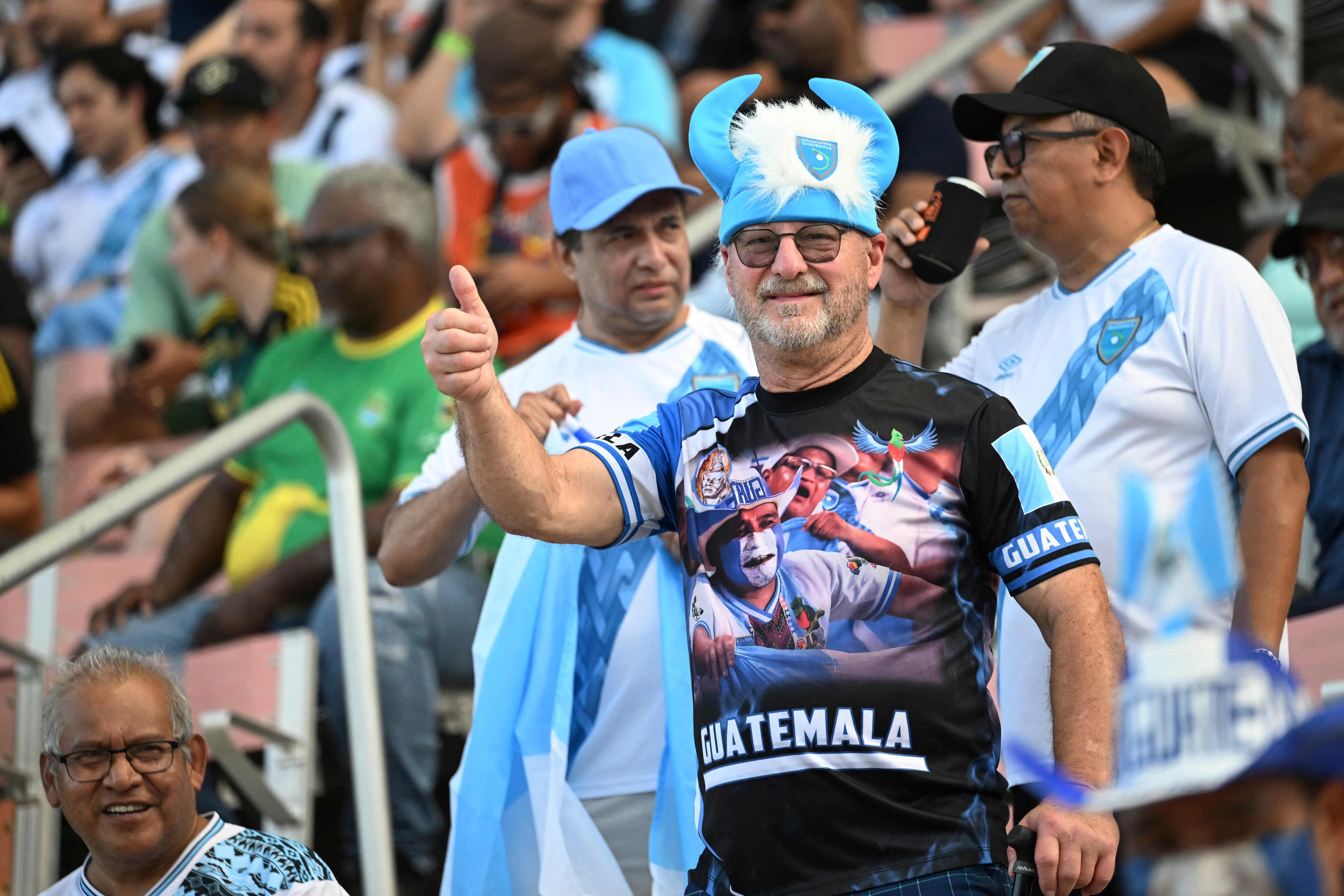 Un aficionado de Guatemala saluda y alienta a la Selección de Guatemala, previo a iniciar el partido. (Foto Prensa Libre: AFP)