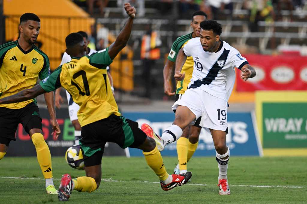 Mason Holgate, ante Arquímides Ordónez de Guatemala. 