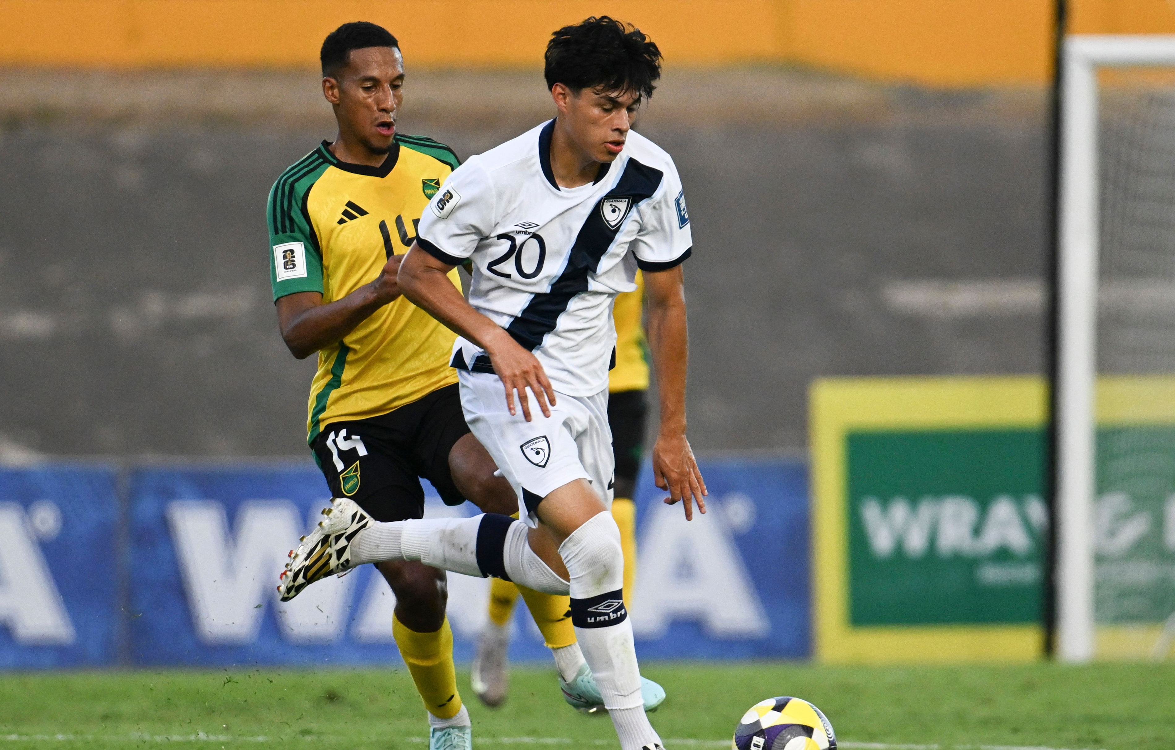 Olger Escobar pelea por un balón en el duelo contra Jamaica'